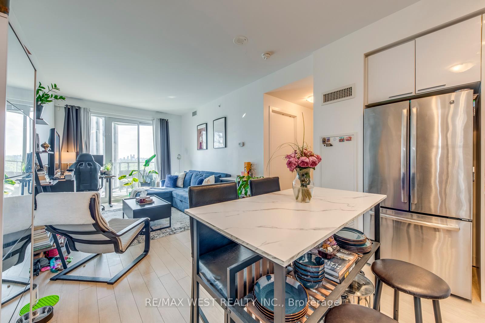 1 Bedroom Condo at 10 Park Lawn, Toronto For sale