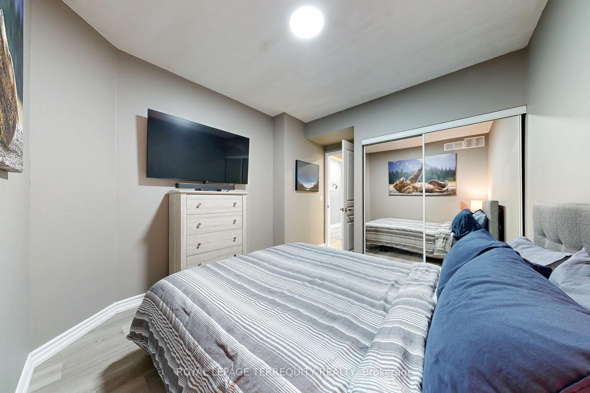 2 Bedrooms Condo at 200 Burnhamthorpe, Mississauga For sale