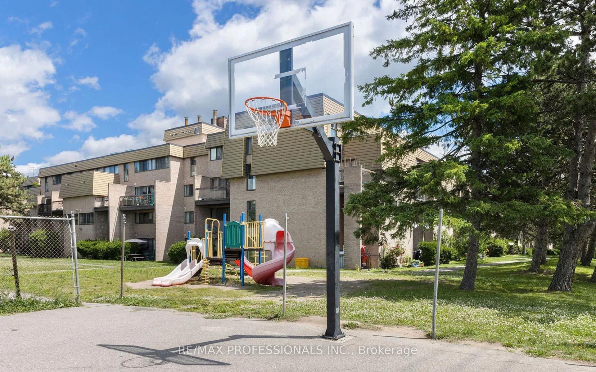 3 Bedrooms Condo at 2095 Roche,  Mississauga For sale