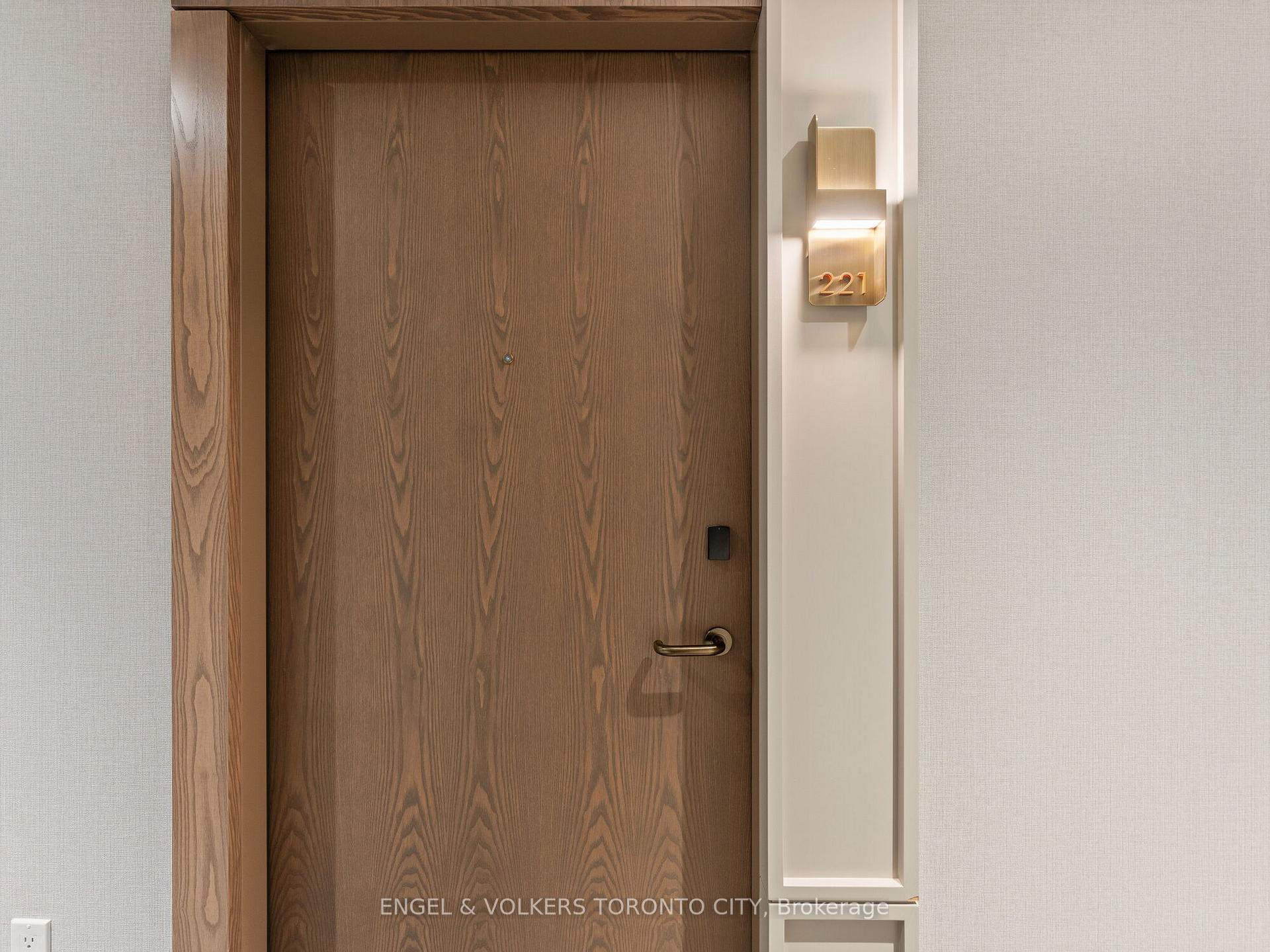 4 Bedrooms Condo at 30 Inn On The Park, Toronto For sale