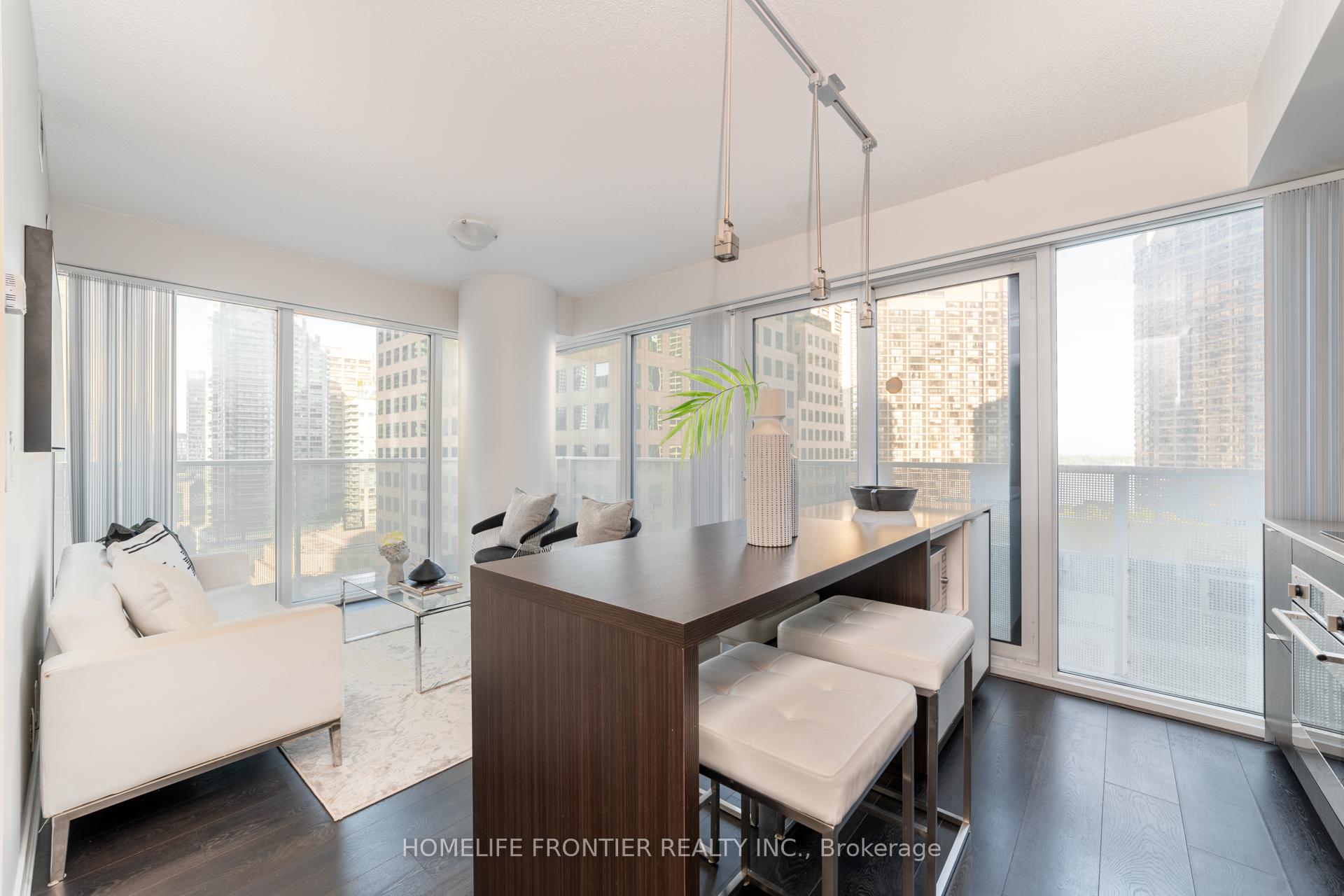 2 Bedrooms Condo at 88 Harbour, Toronto For sale