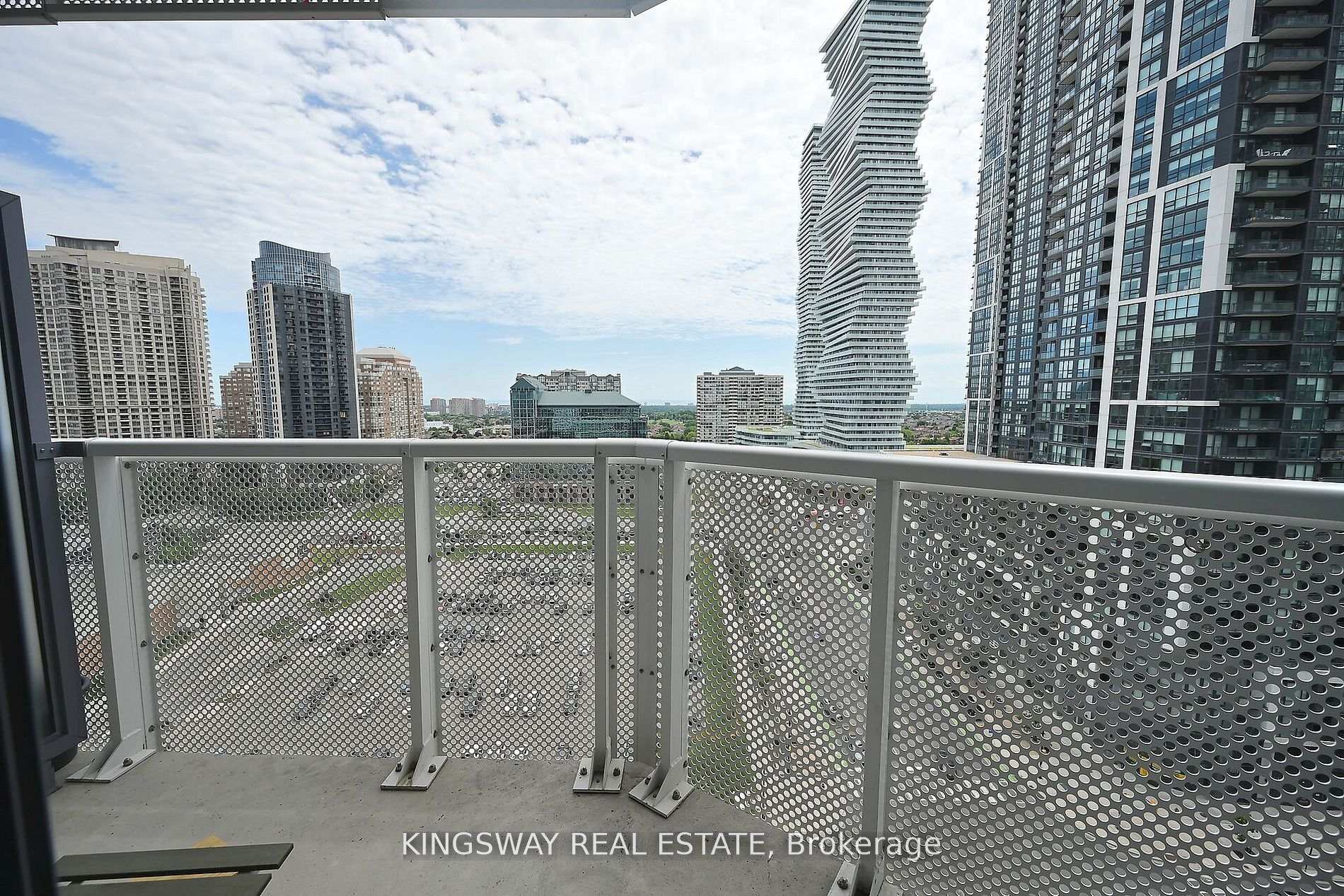 2 Bedrooms Condo at 4065 Confederation, Mississauga For sale