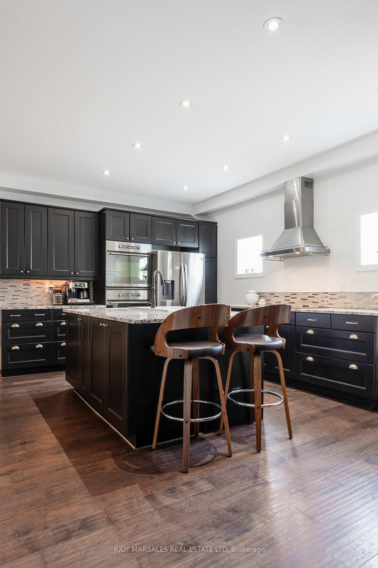 3 Bedrooms Condo at 100 Beddoe, Hamilton For sale