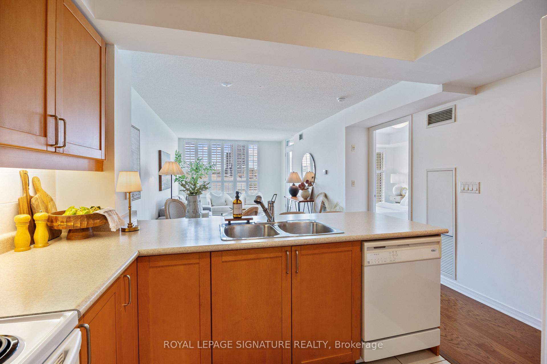 2 Bedrooms Condo at 205 The Donway, Toronto For sale