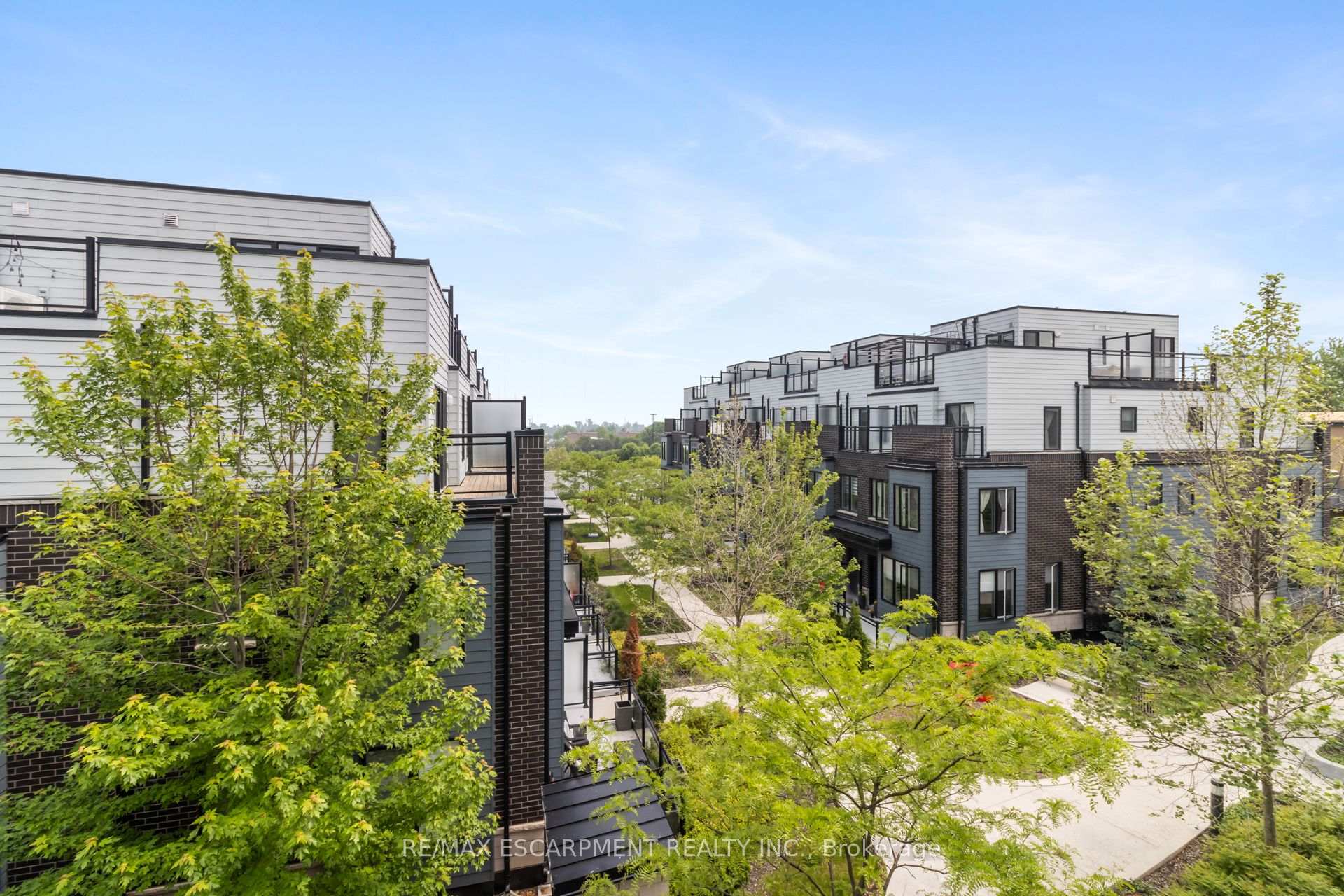 3 Bedrooms Condo at 2232 Bromsgrove, Mississauga For sale