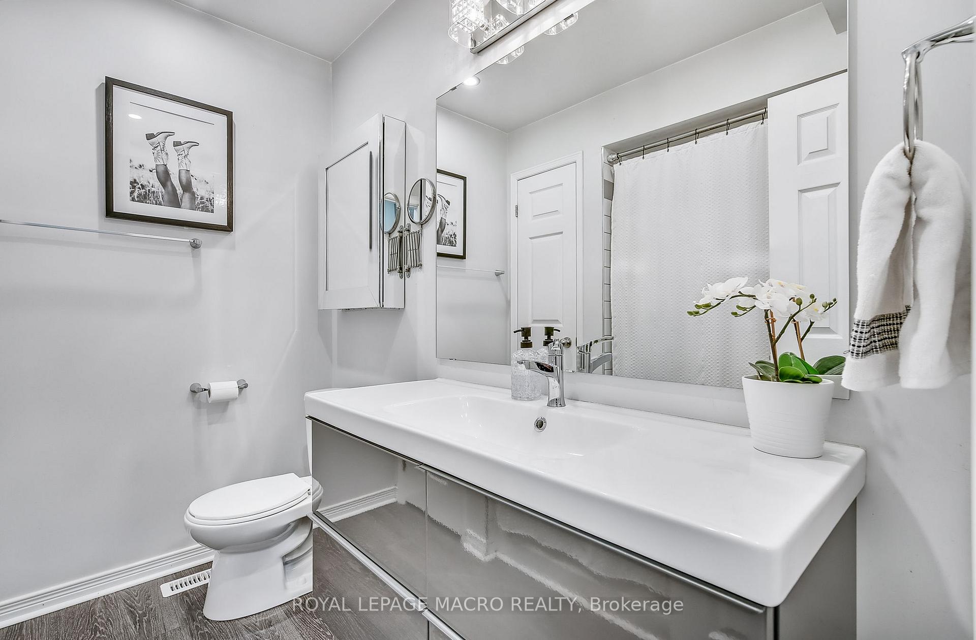 4 Bedrooms Condo at 2055 Walkers, Burlington For sale