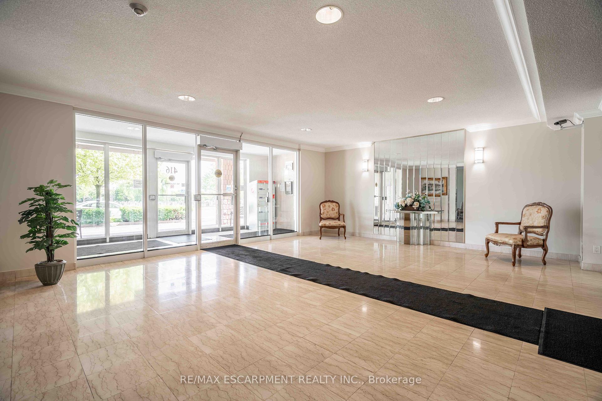 2 Bedrooms Condo at 416 Limeridge, Hamilton For sale