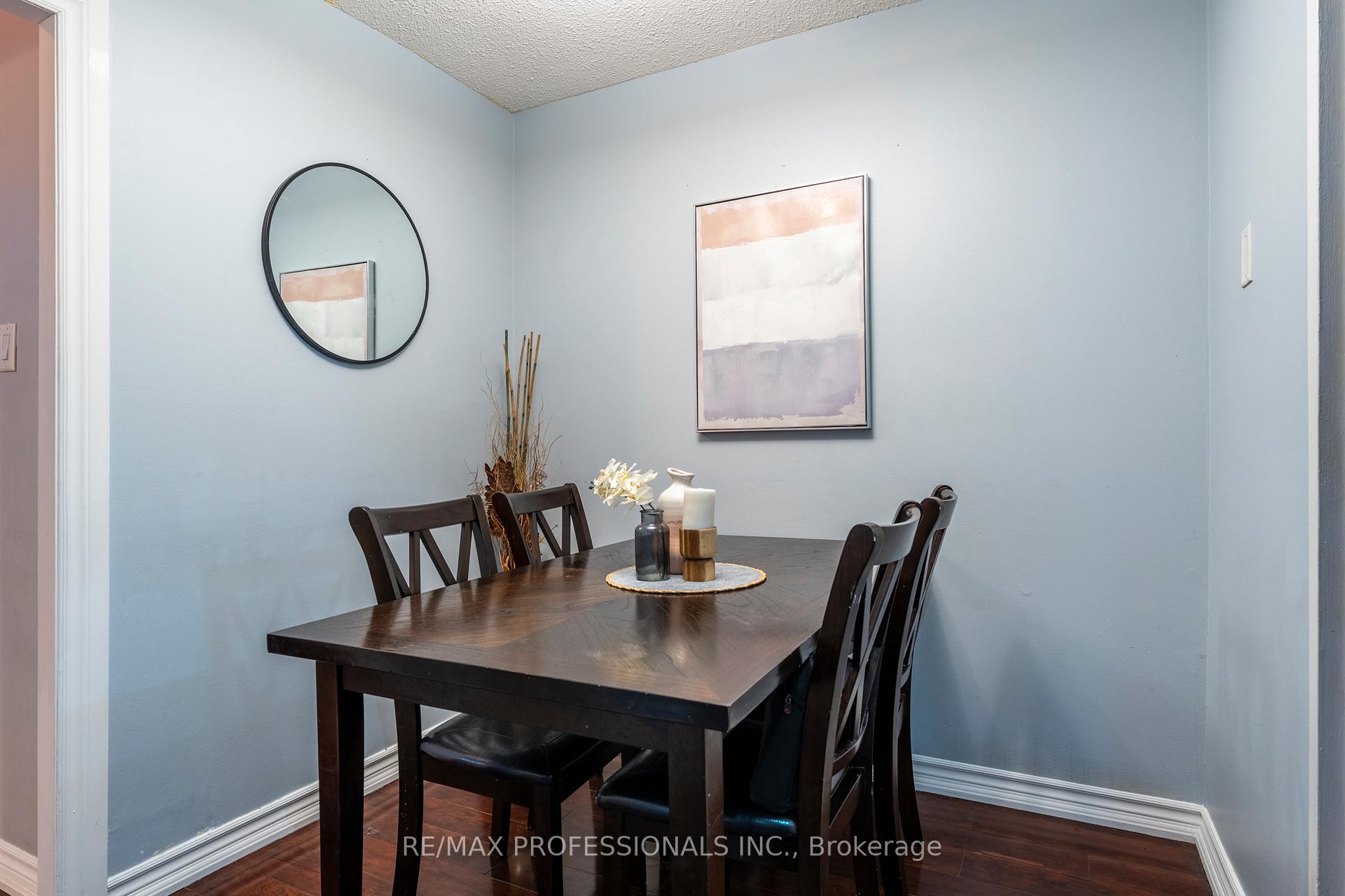 3 Bedrooms Condo at 2095 Roche,  Mississauga For sale