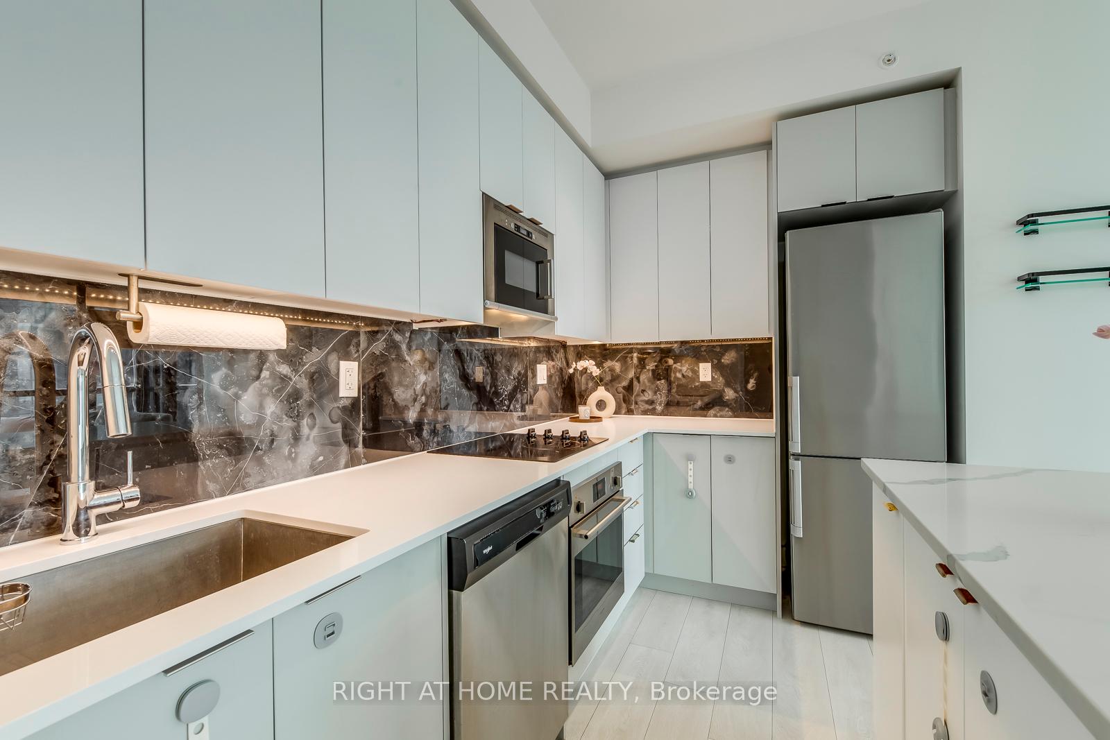 2 Bedrooms Condo at 2916 Highway 7, Vaughan For sale