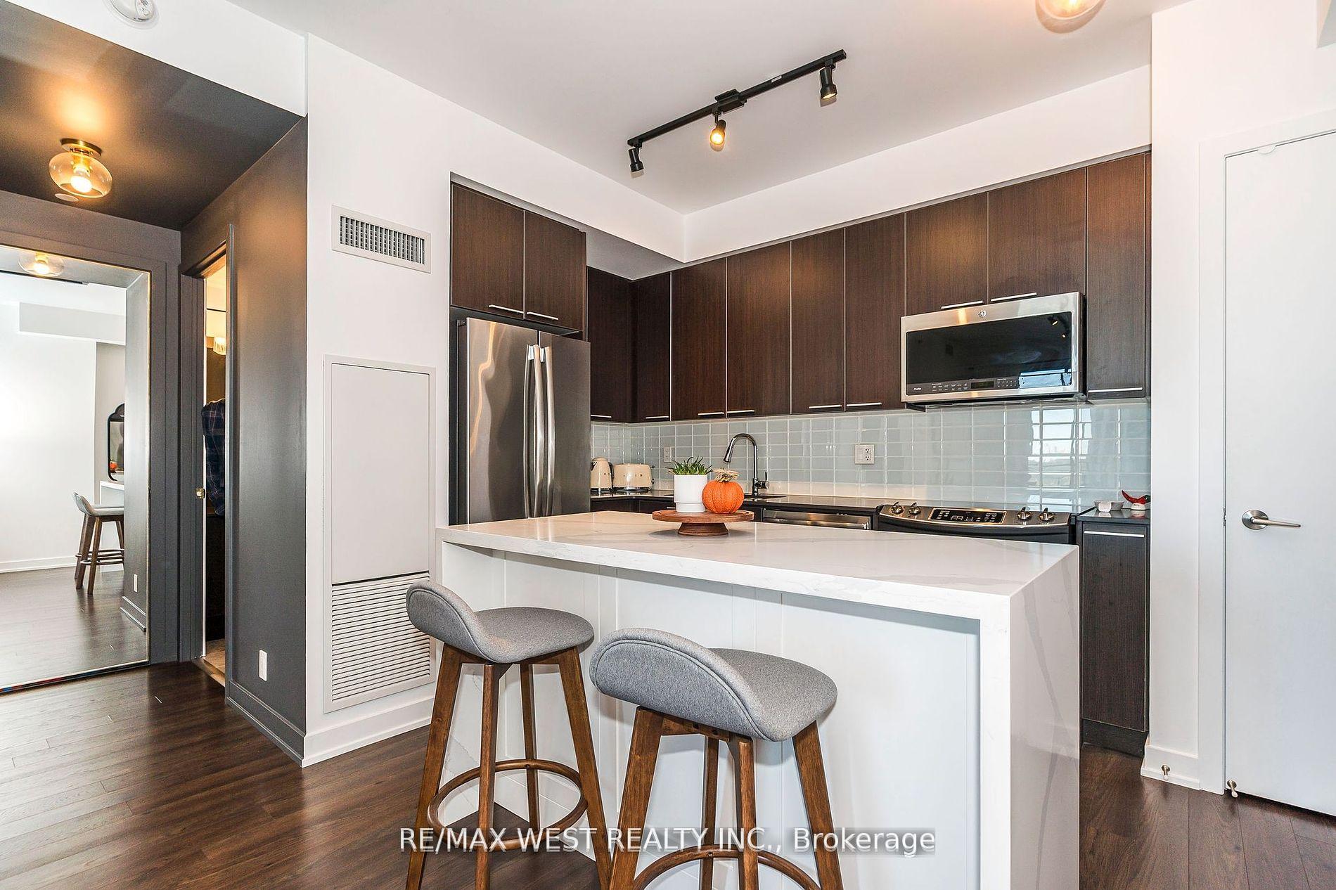 1 Bedroom Condo at 10 Park Lawn, Toronto For sale
