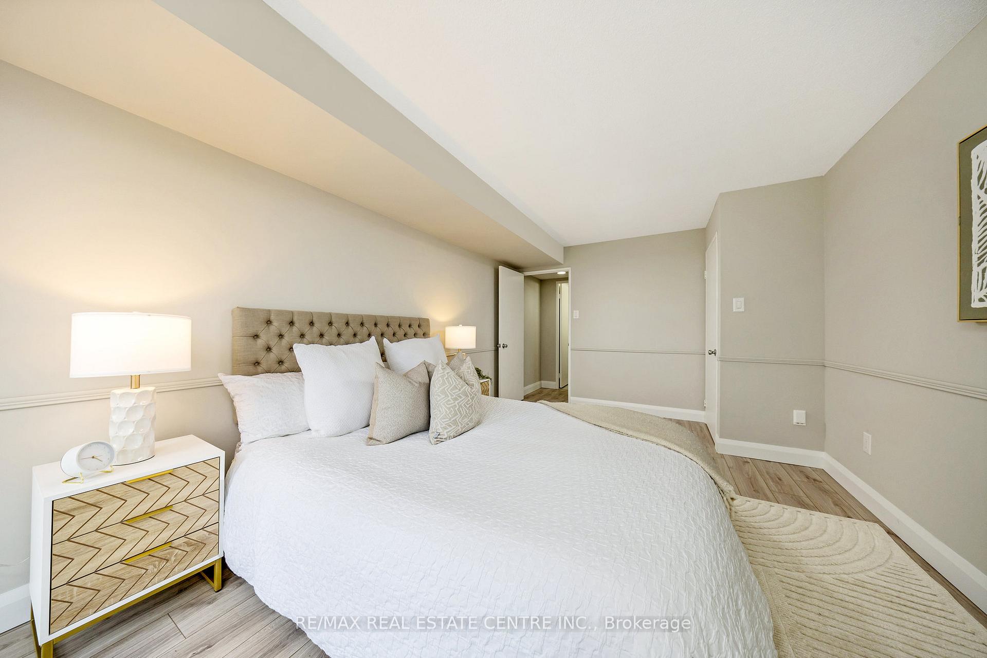 2 Bedrooms Condo at 4185 Shipp, Mississauga For sale