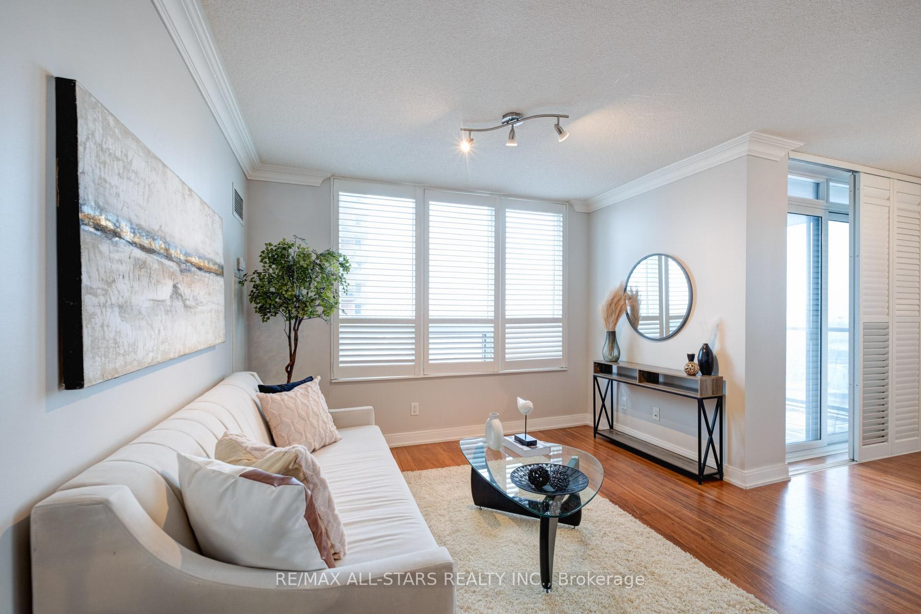2 Bedrooms Condo at 35 Viking, Toronto For sale