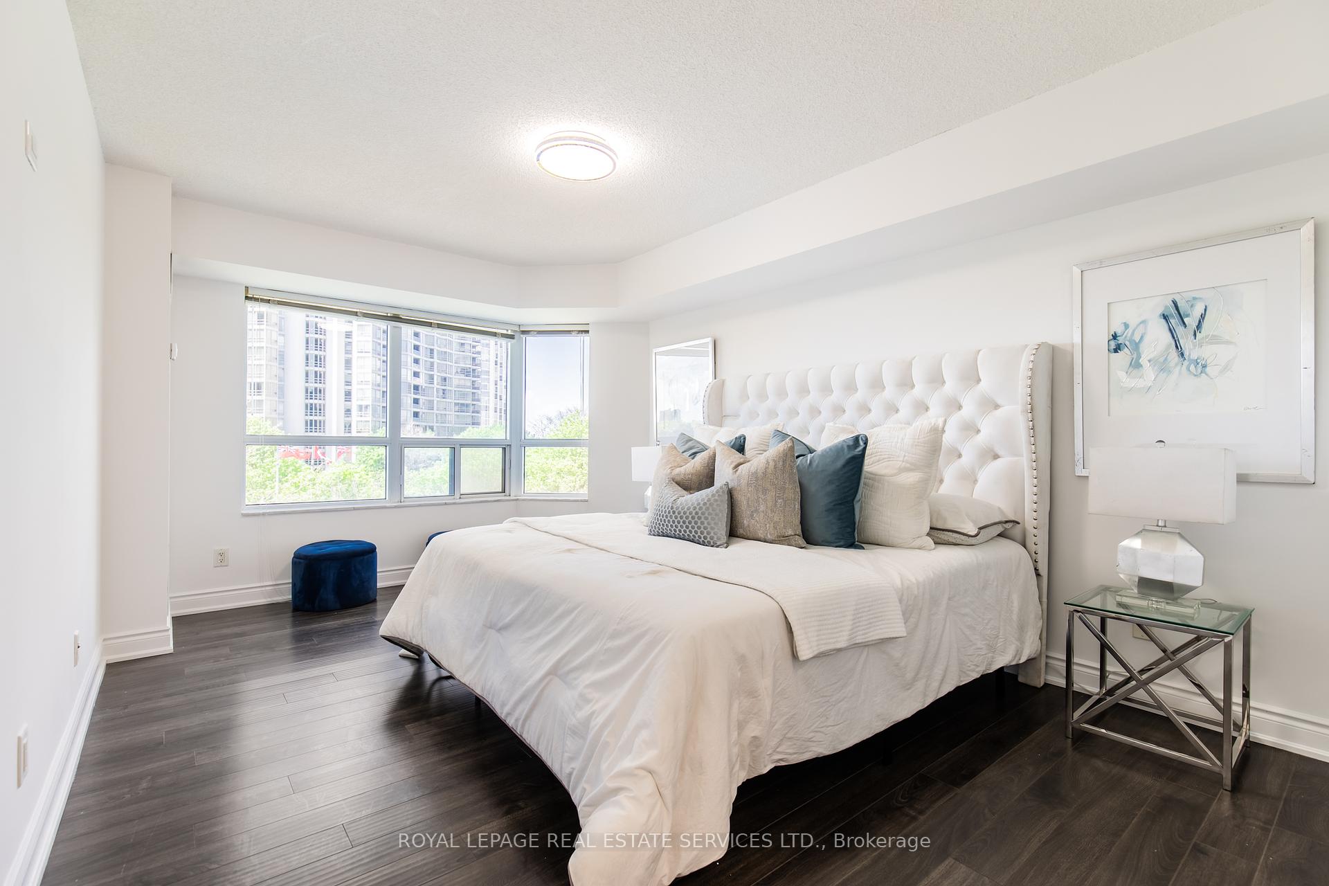 3 Bedrooms Condo at 25 Kingsbridge Garden, Mississauga For sale