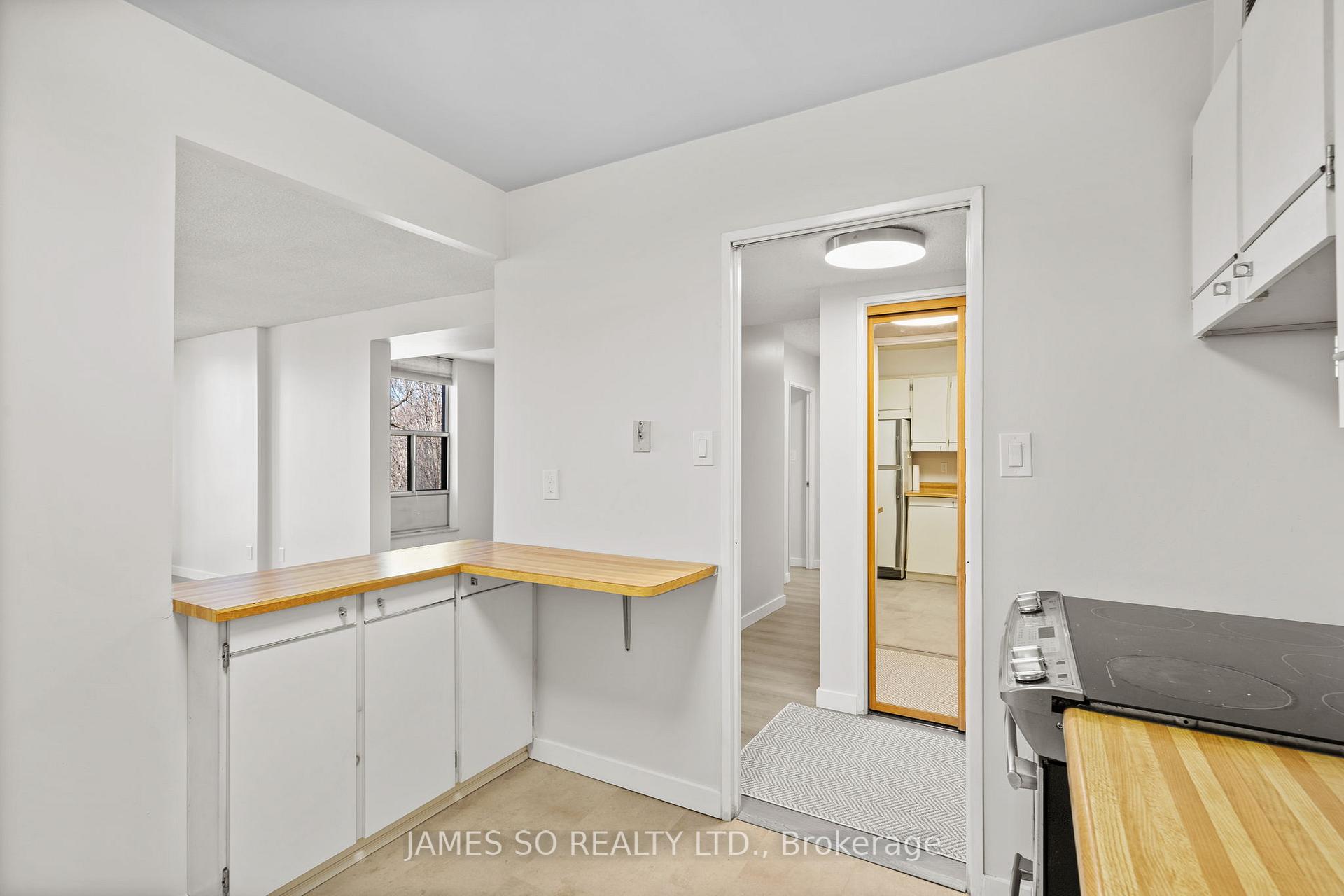 3 Bedrooms Condo at 20 Fashion Roseway,  Toronto For sale