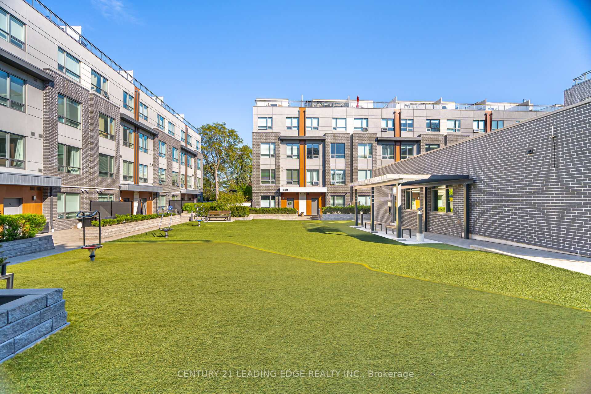 2 Bedrooms Condo at 650 Atwater, Mississauga For sale