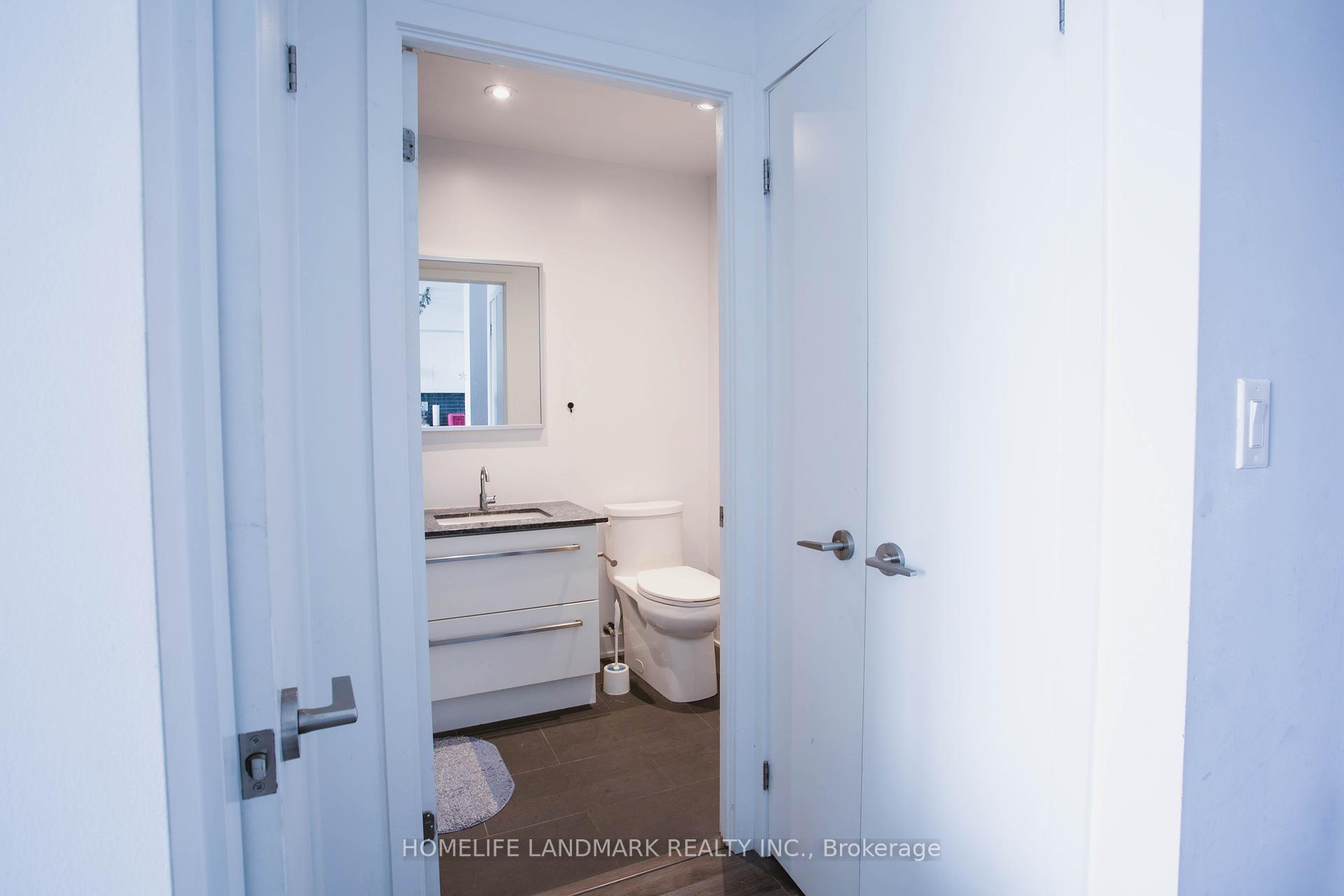 2 Bedrooms Condo at 160 Flemington, Toronto For sale