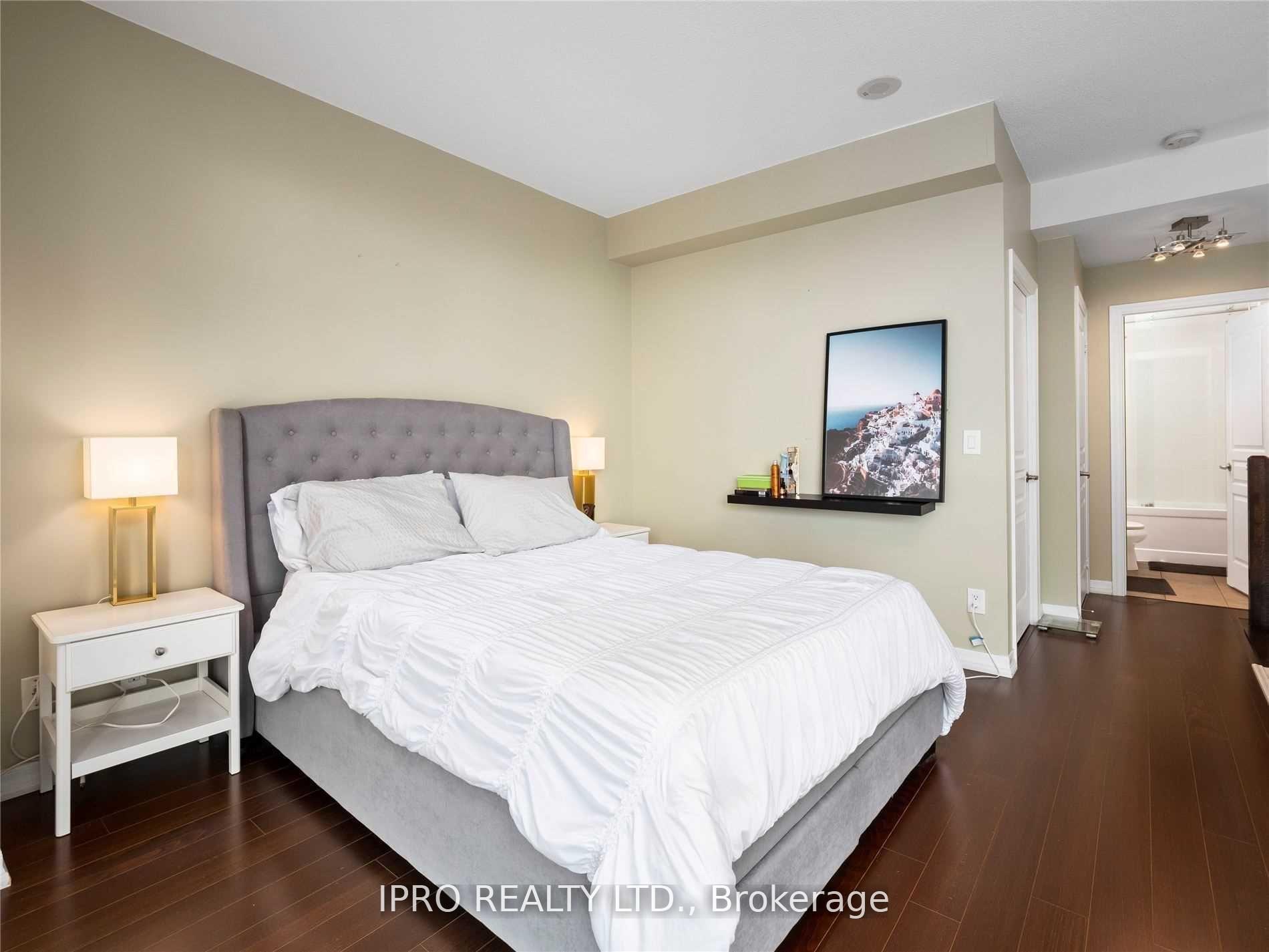 2 Bedrooms Condo at 223 Webb, Mississauga For sale