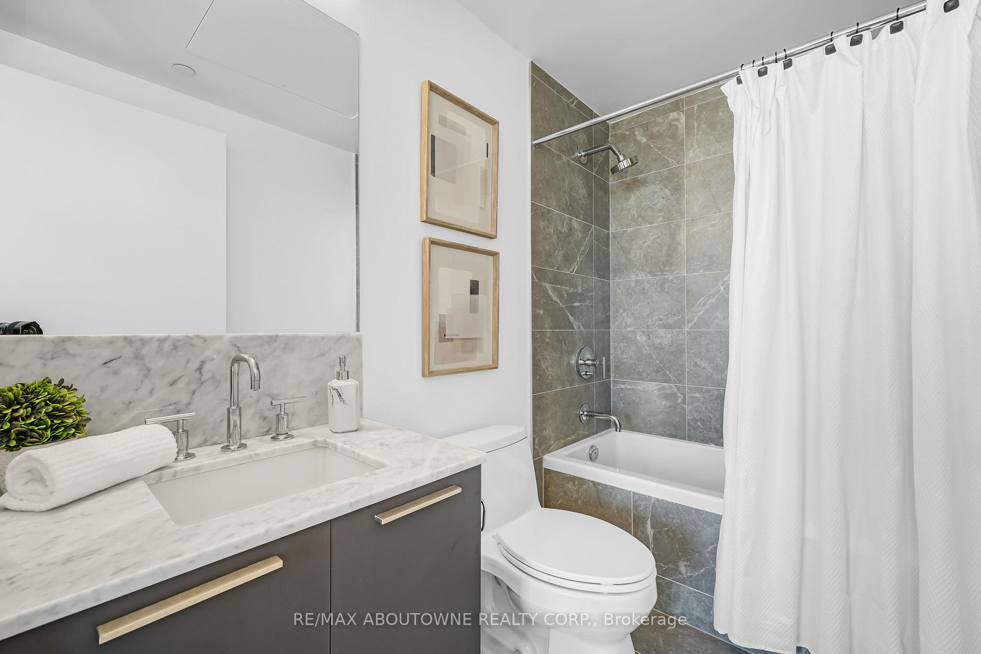 2 Bedrooms Condo at 3 Gloucester, Toronto For sale