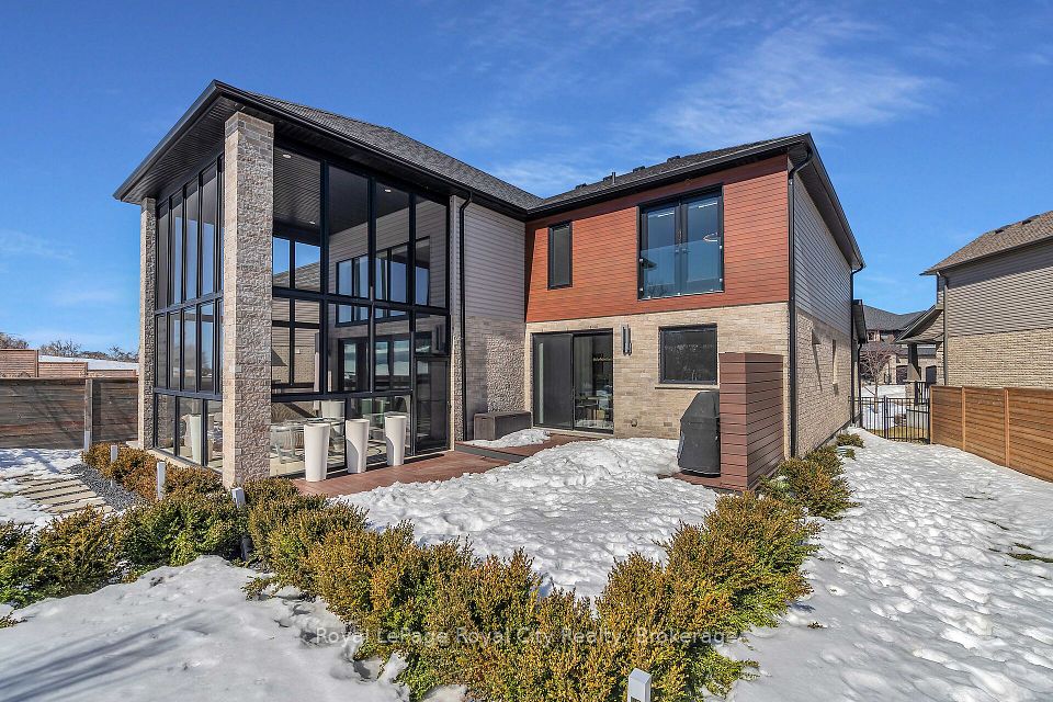 303 Gosling Gardens, Guelph, ON N1L 0M1