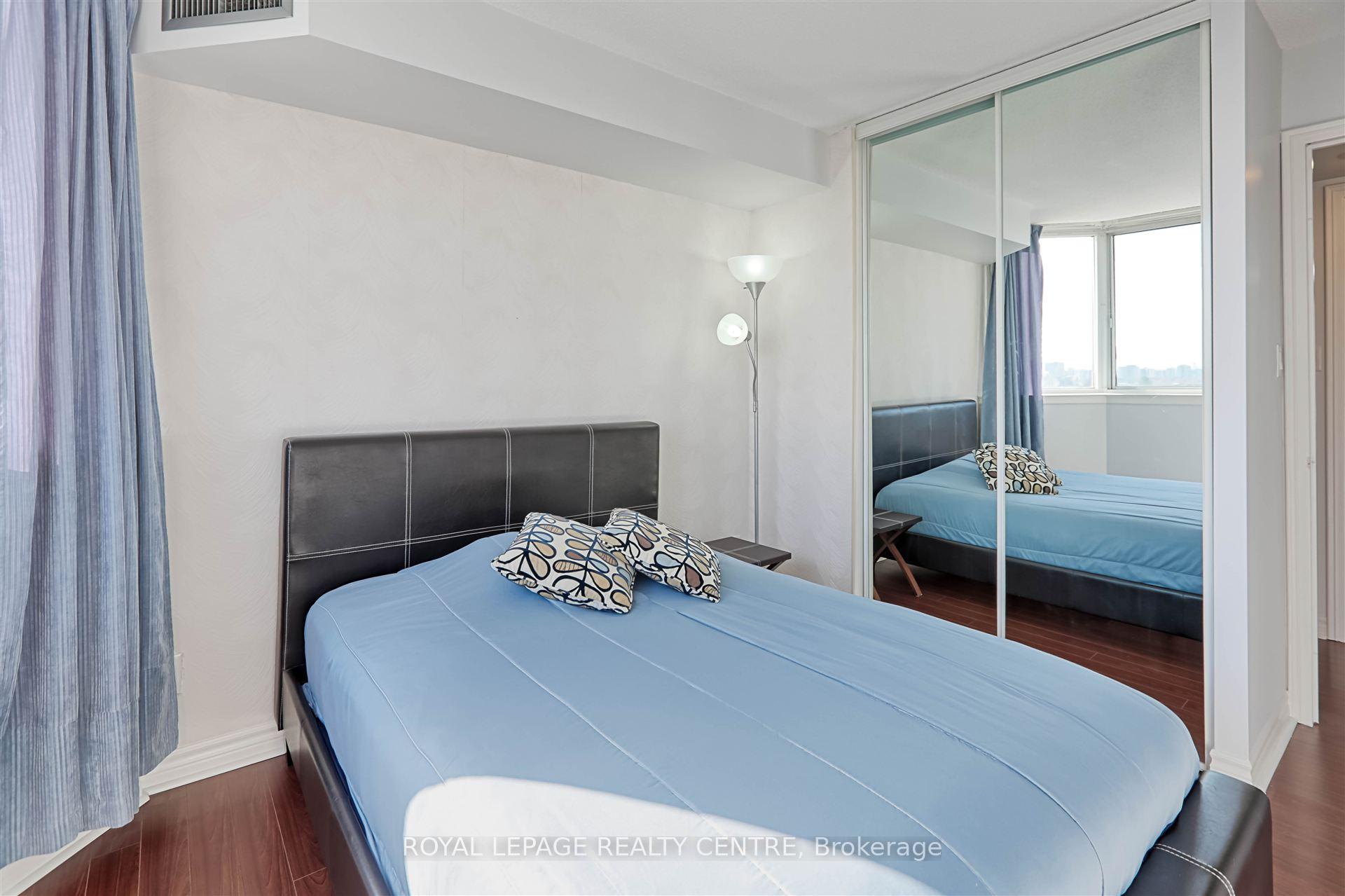 2 Bedrooms Condo at 880 Dundas,  Mississauga For sale