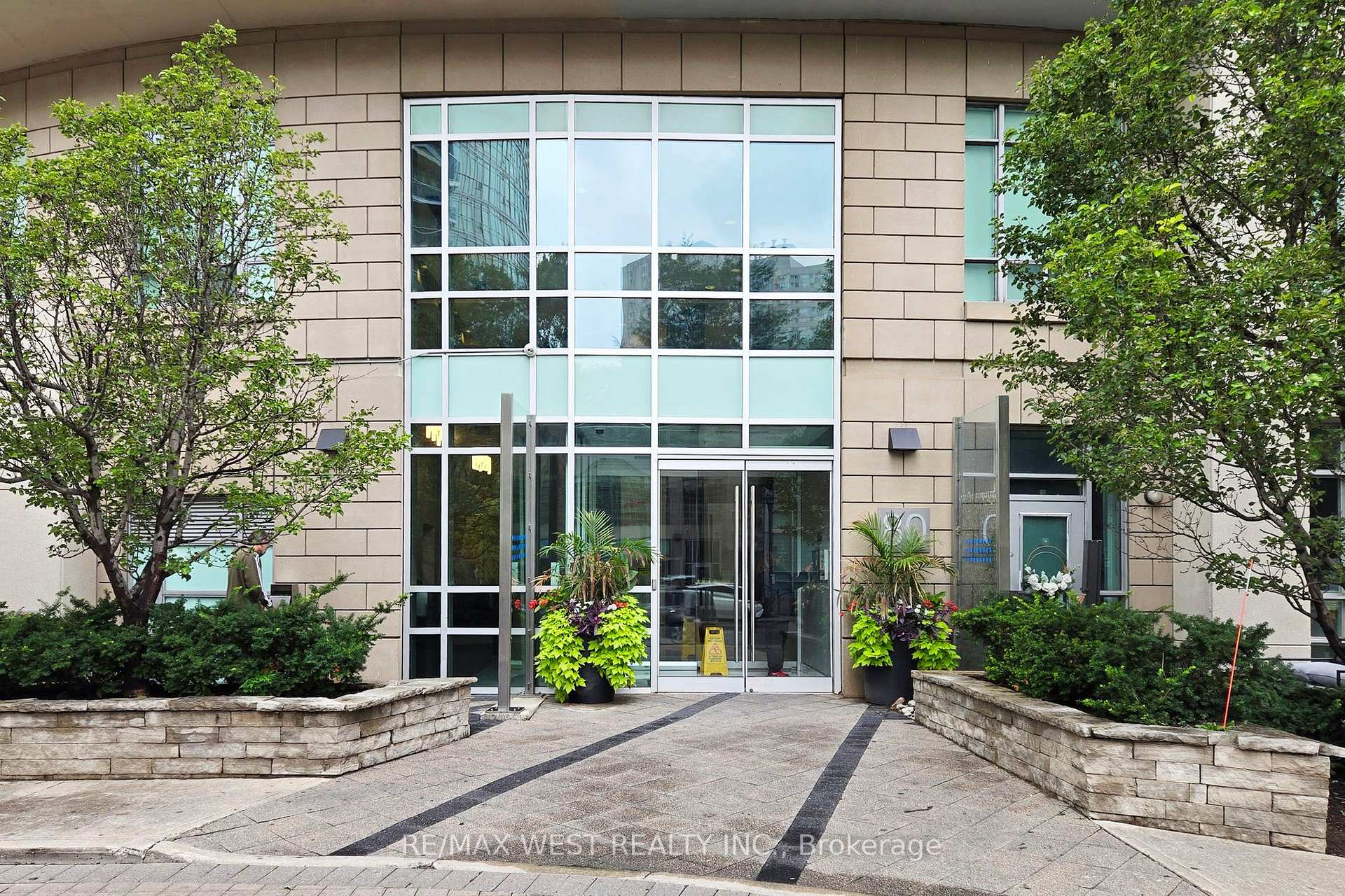 2 Bedrooms Condo at 80 Absolute, Mississauga For sale