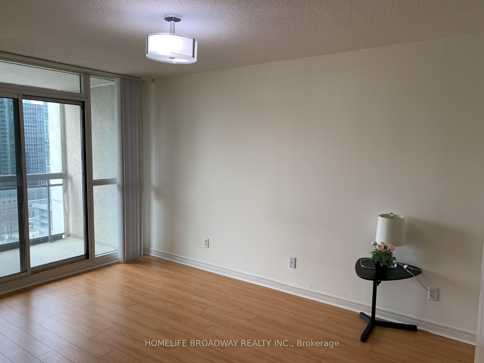 3 Bedrooms Condo at 18 Parkview,  Toronto For sale