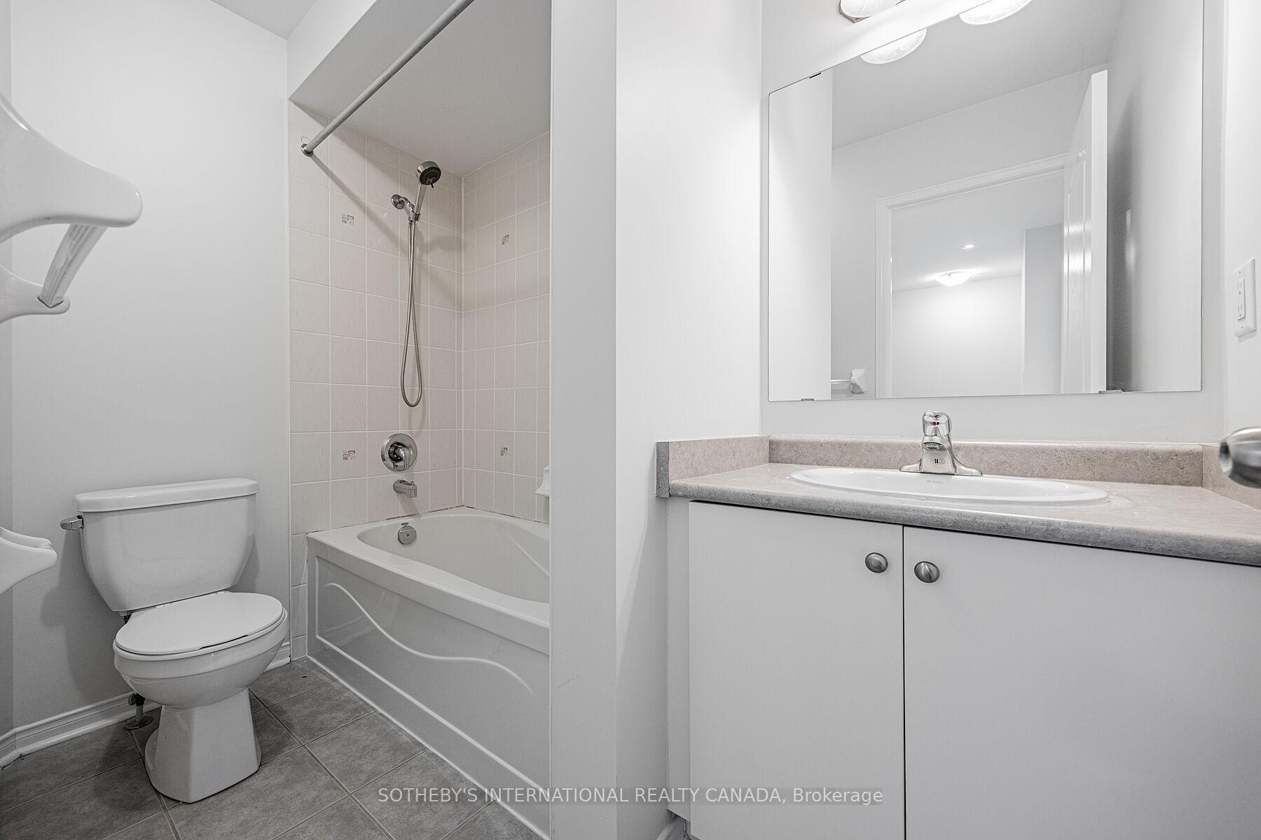 4 Bedrooms Condo at 5700 Tosca, Mississauga For sale