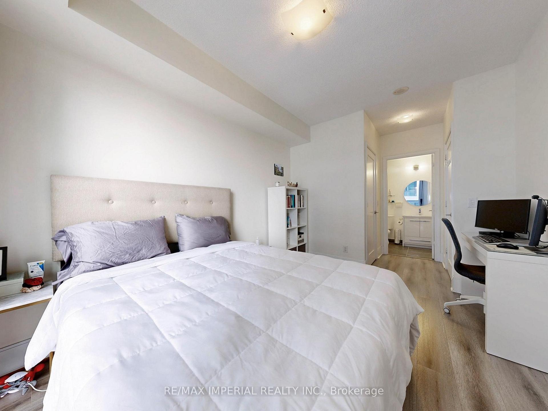 2 Bedrooms Condo at 25 Broadway, Toronto For sale