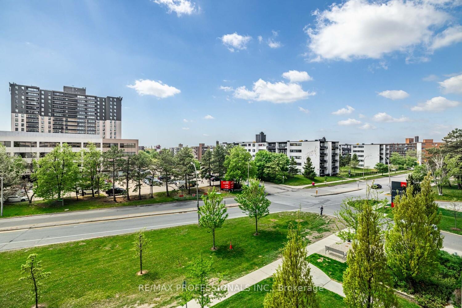 2 Bedrooms Condo at 6 Eva, Toronto For sale