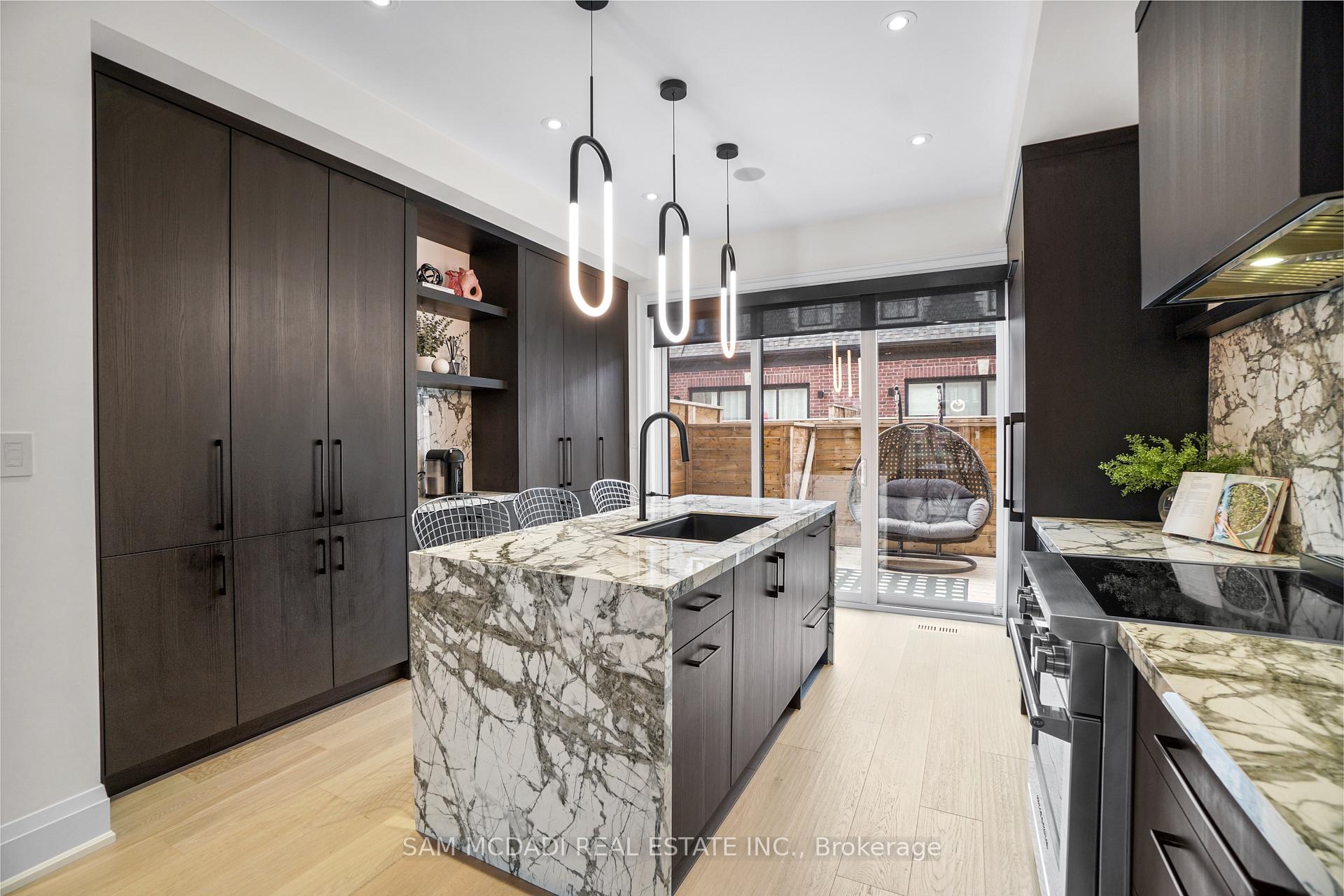 3 Bedrooms Condo at 10 Lunar, Mississauga For sale