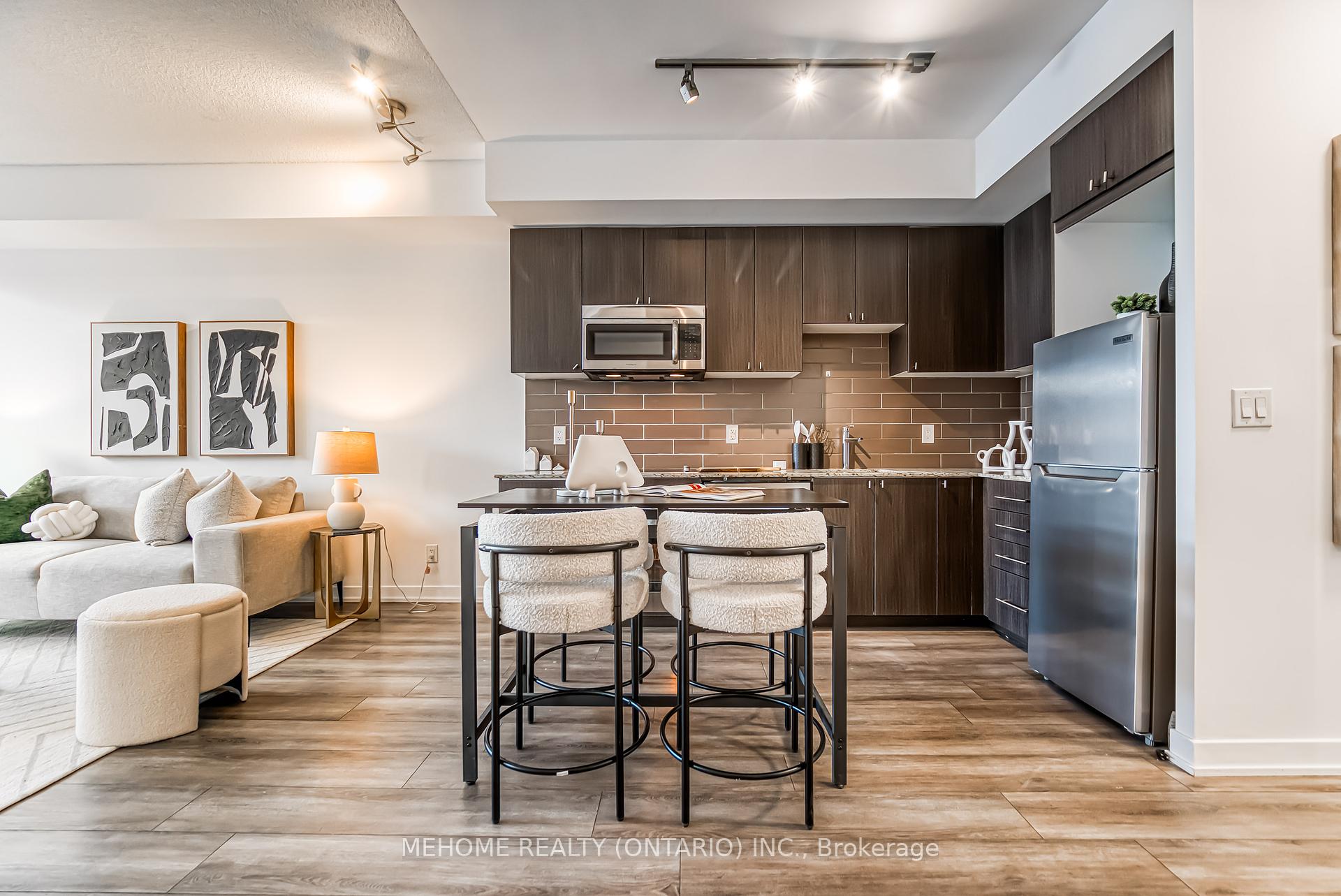 2 Bedrooms Condo at 18 Rean, Toronto For sale