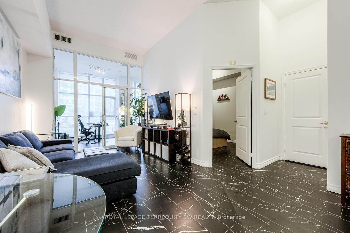 2 Bedrooms Condo at 618 A Fleet, Toronto For sale