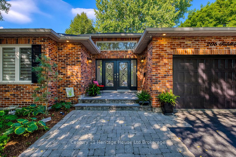 206 Fiddlers Green Road, Hamilton, ON L9G 1W6