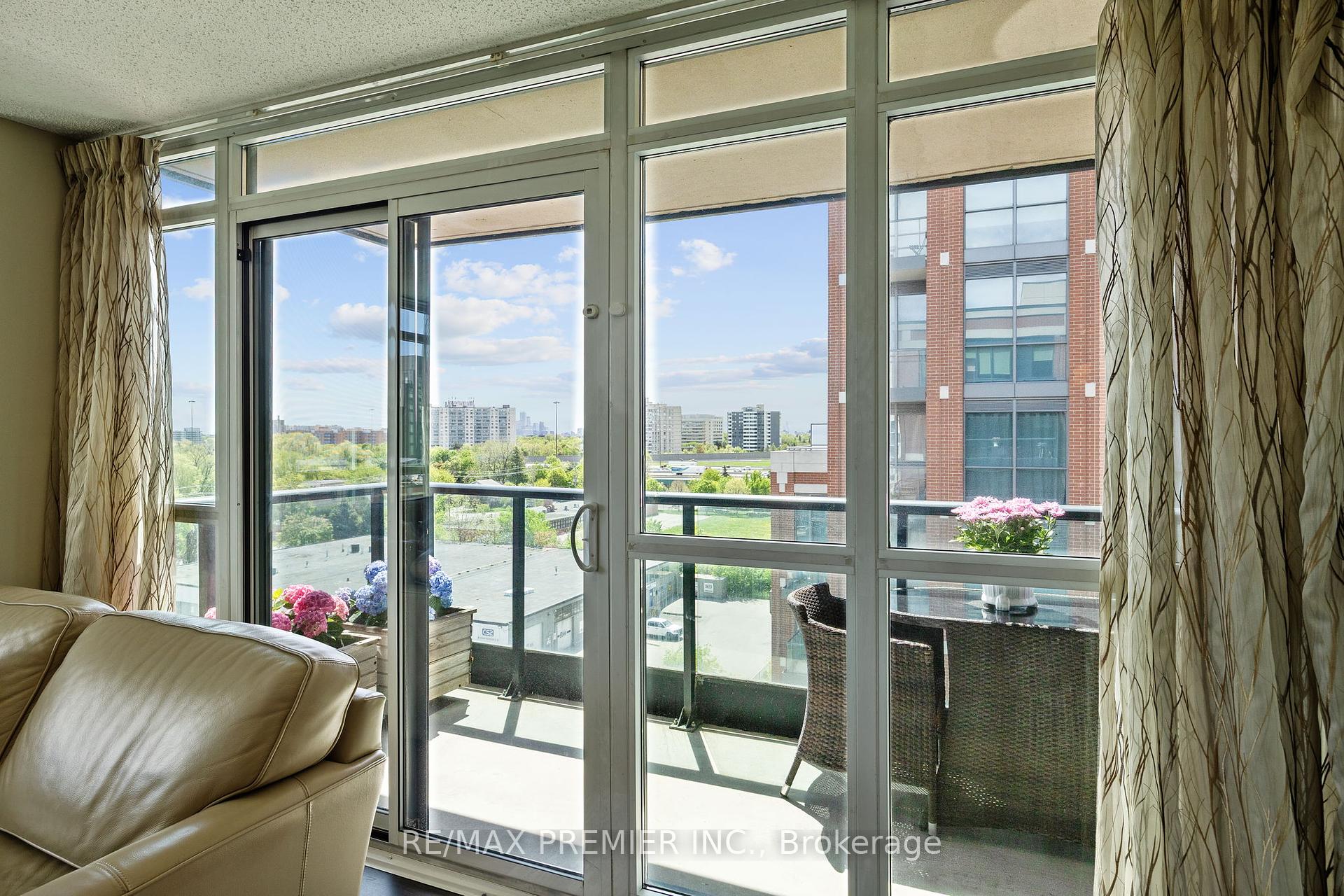 2 Bedrooms Condo at 525 Wilson, Toronto For sale