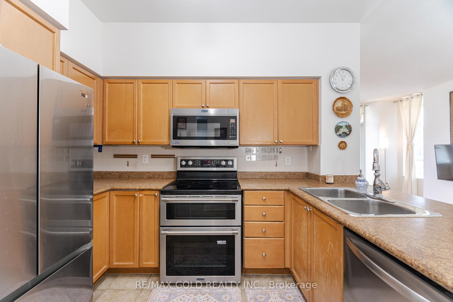 3 Bedrooms Condo at 388 Prince Of Wales, Mississauga For sale