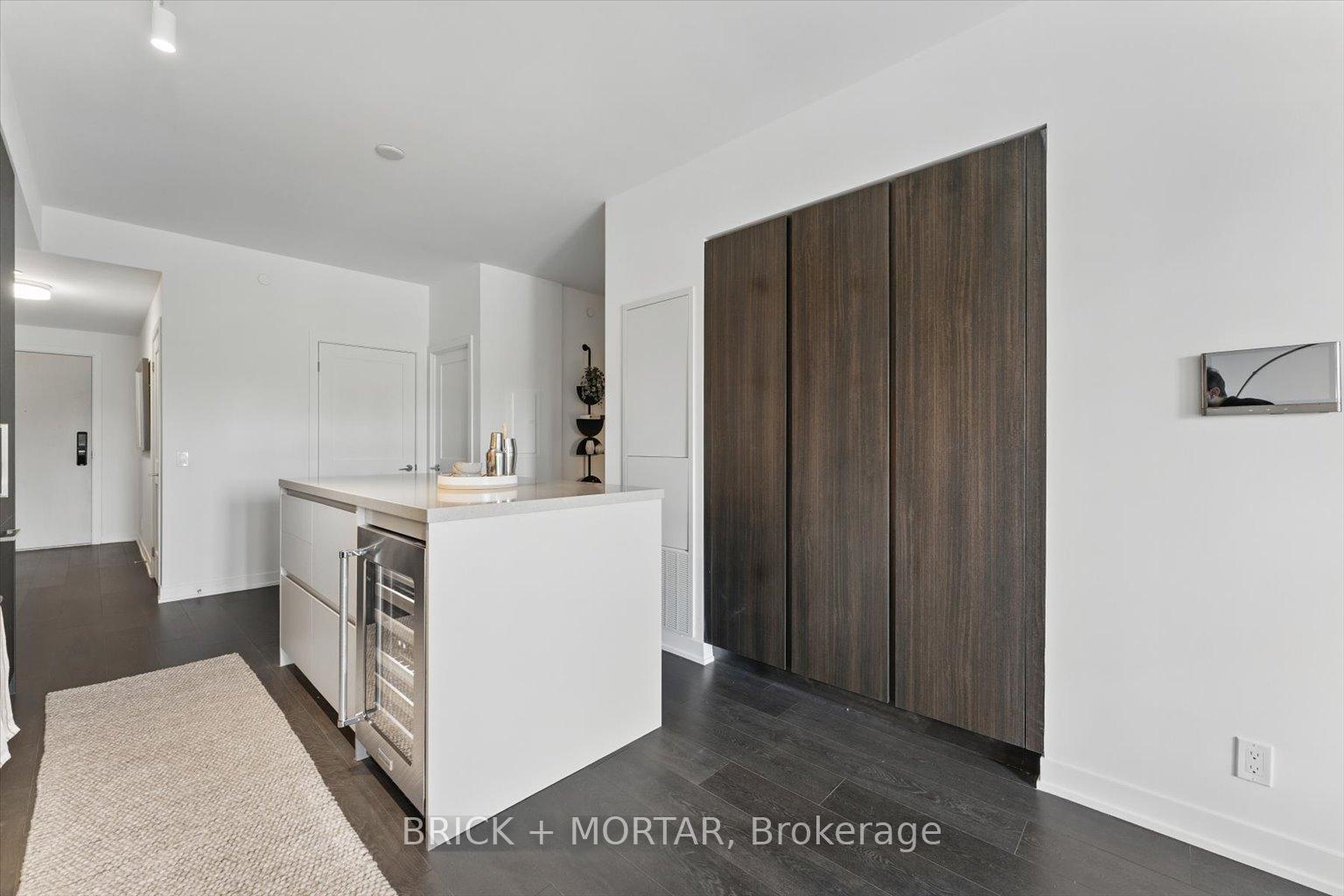 2 Bedrooms Condo at 1 Hillsdale, Toronto For sale