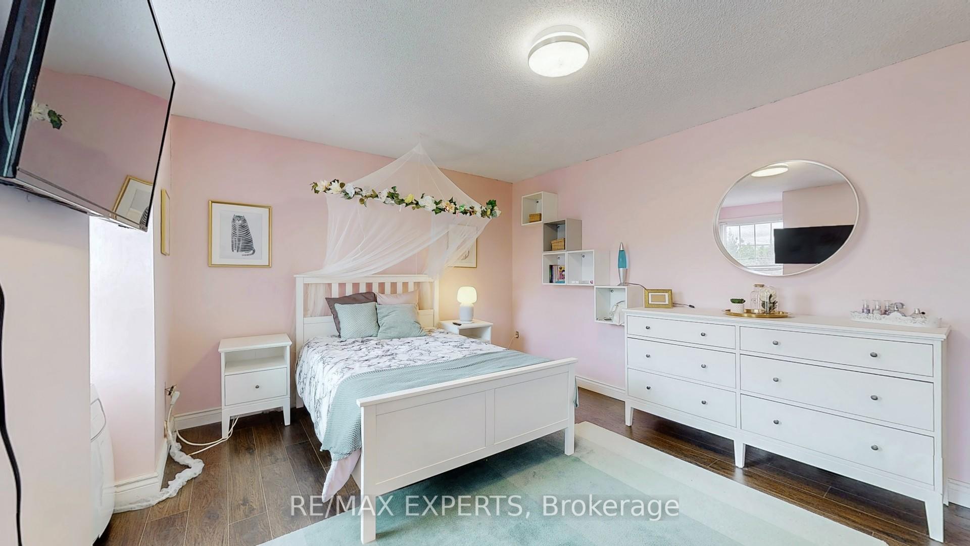 3 Bedrooms Condo at 43 Tamarack, Toronto For sale