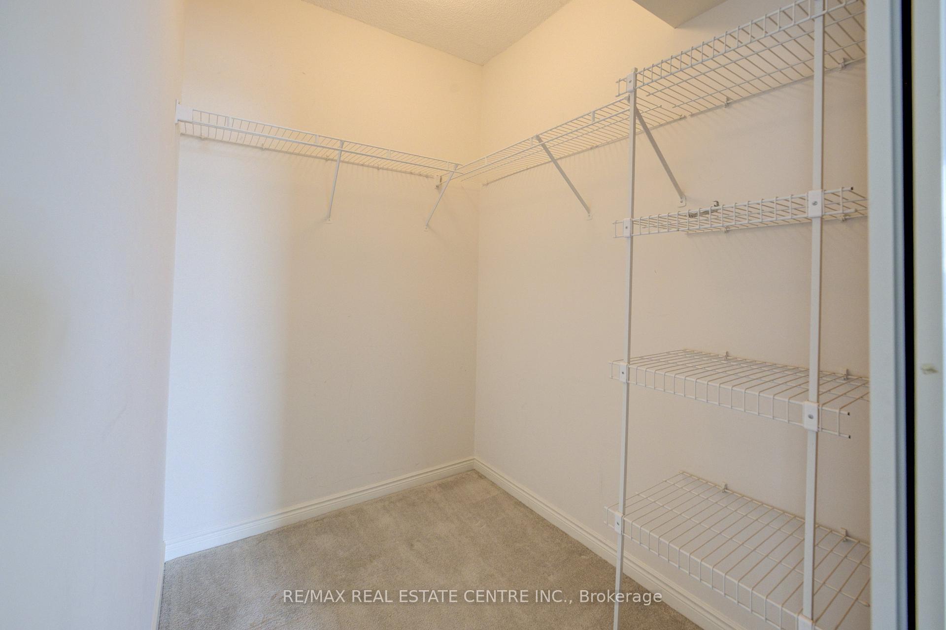 2 Bedrooms Condo at 135 Hillcrest, Mississauga For sale
