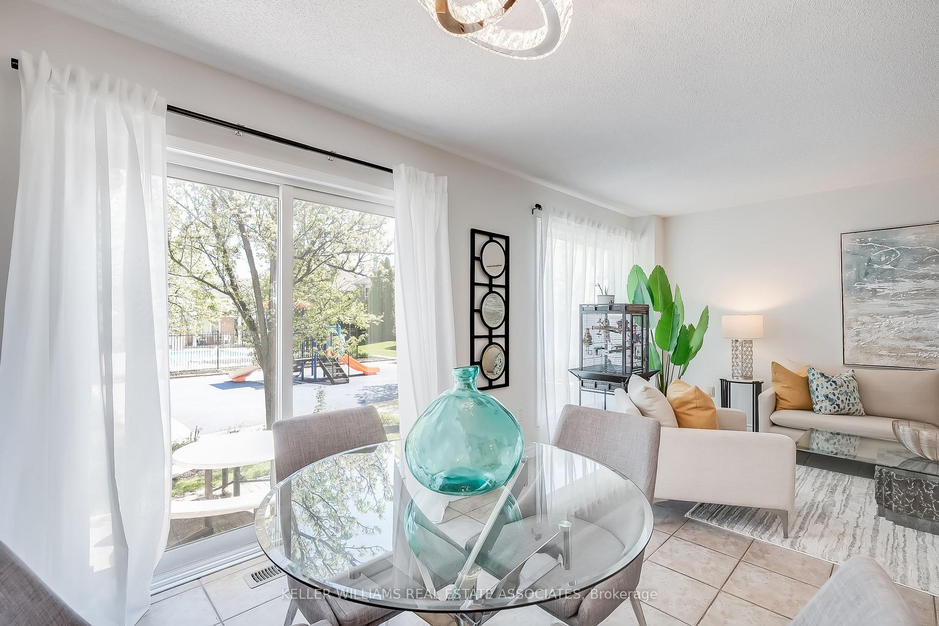 4 Bedrooms Condo at 5305 Glen Erin, Mississauga For sale
