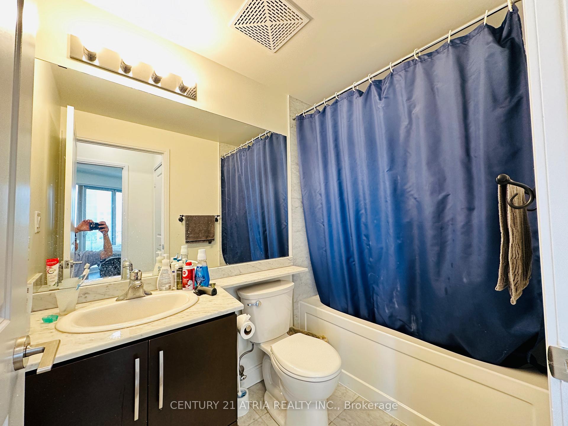 2 Bedrooms Condo at 50 Absolute, Mississauga For sale