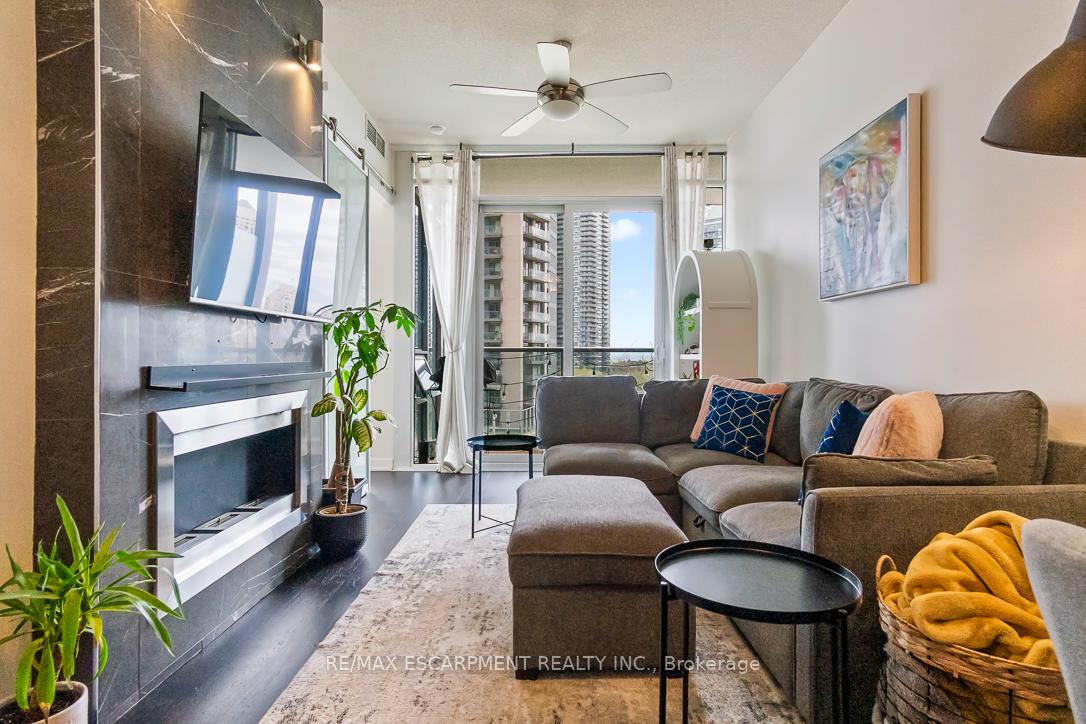 2 Bedrooms Condo at 88 Park Lawn,  Toronto For sale