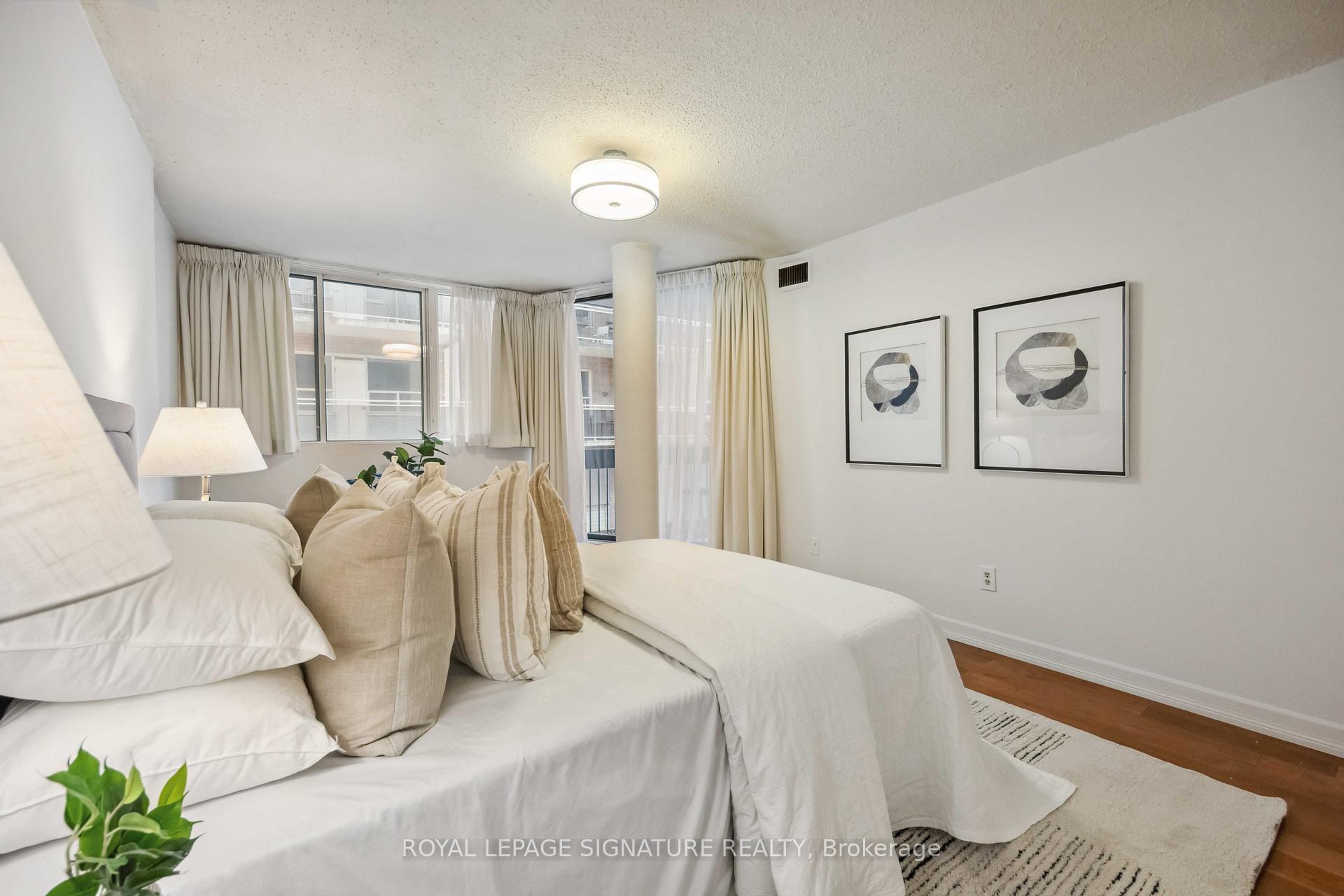 2 Bedrooms Condo at 212 St. George, Toronto For sale