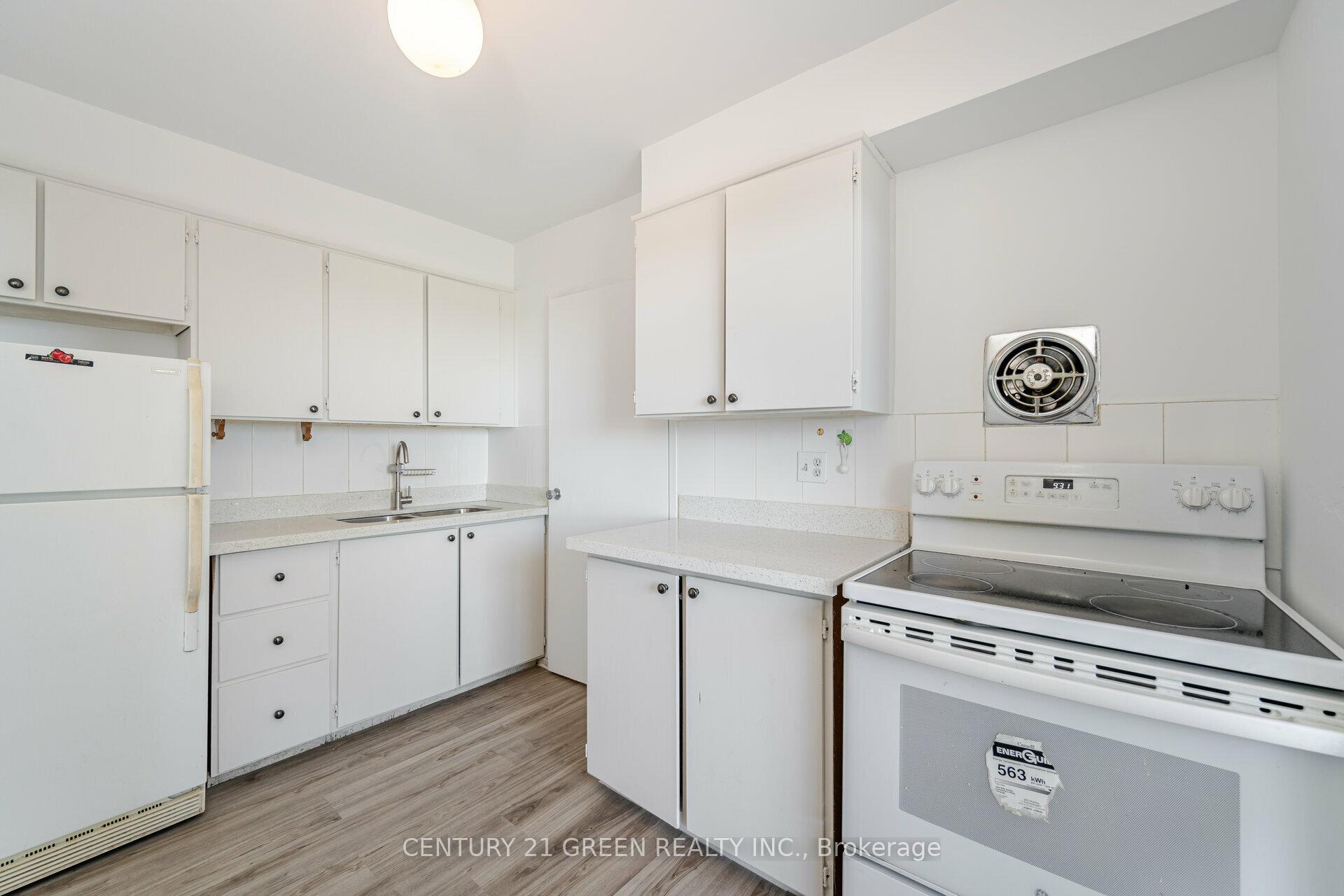 4 Bedrooms Condo at 5 Parkway Forest,  Toronto For sale