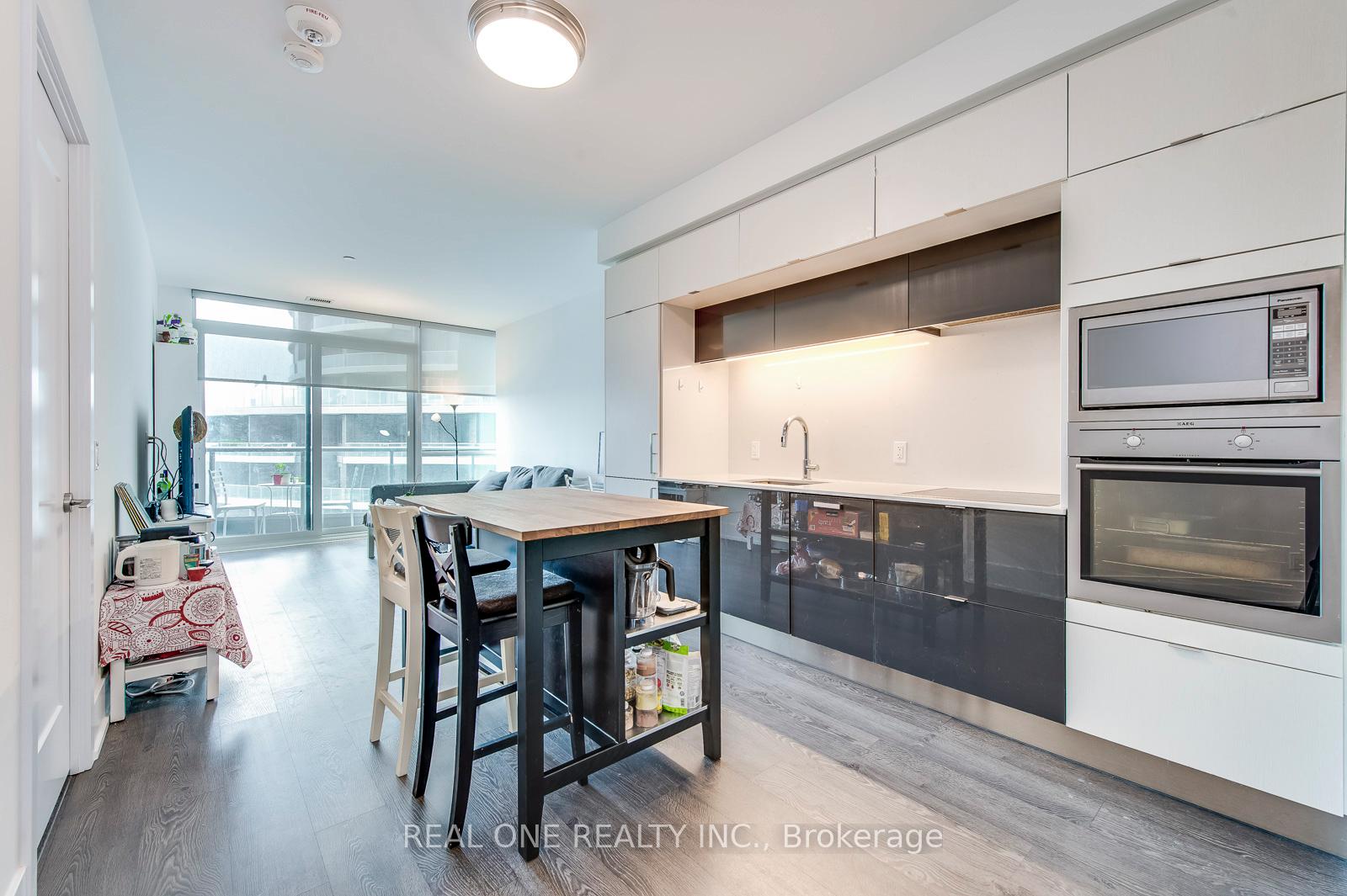 2 Bedrooms Condo at 1 Edgewater, Toronto For sale