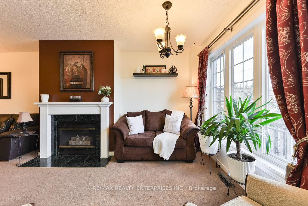 3 Bedrooms Condo at 455 Apache, Mississauga For sale