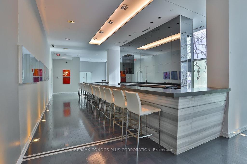 2 Bedrooms Condo at 38 Grenville, Toronto For sale