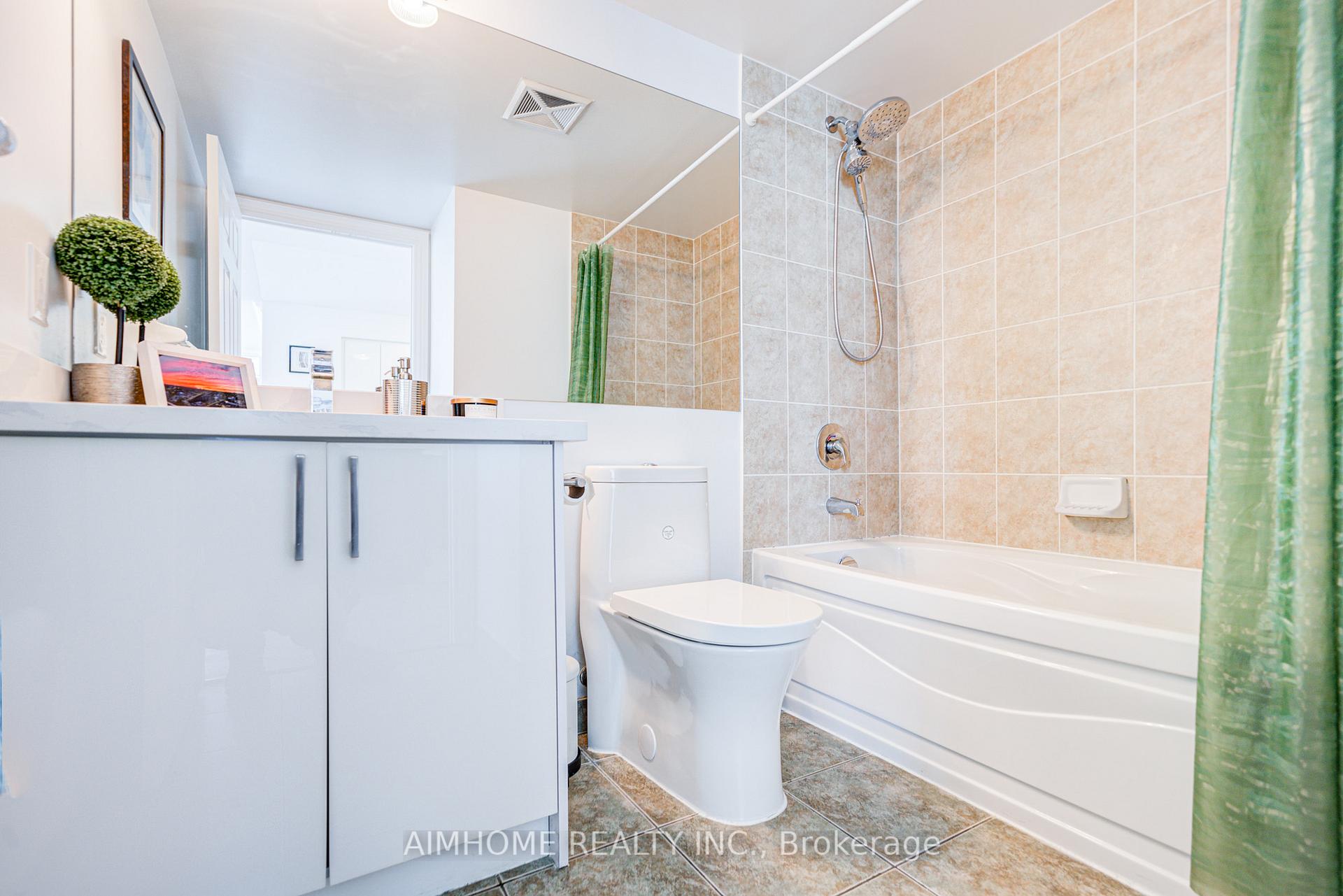 2 Bedrooms Condo at 25 Greenview, Toronto For sale