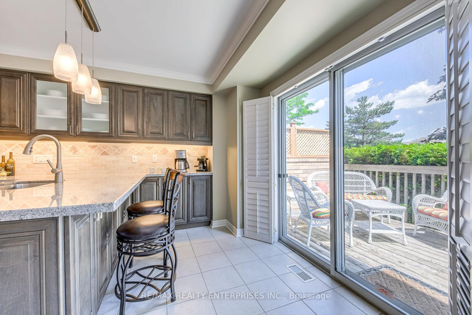 3 Bedrooms Condo at 5658 Glen Erin, Mississauga For sale
