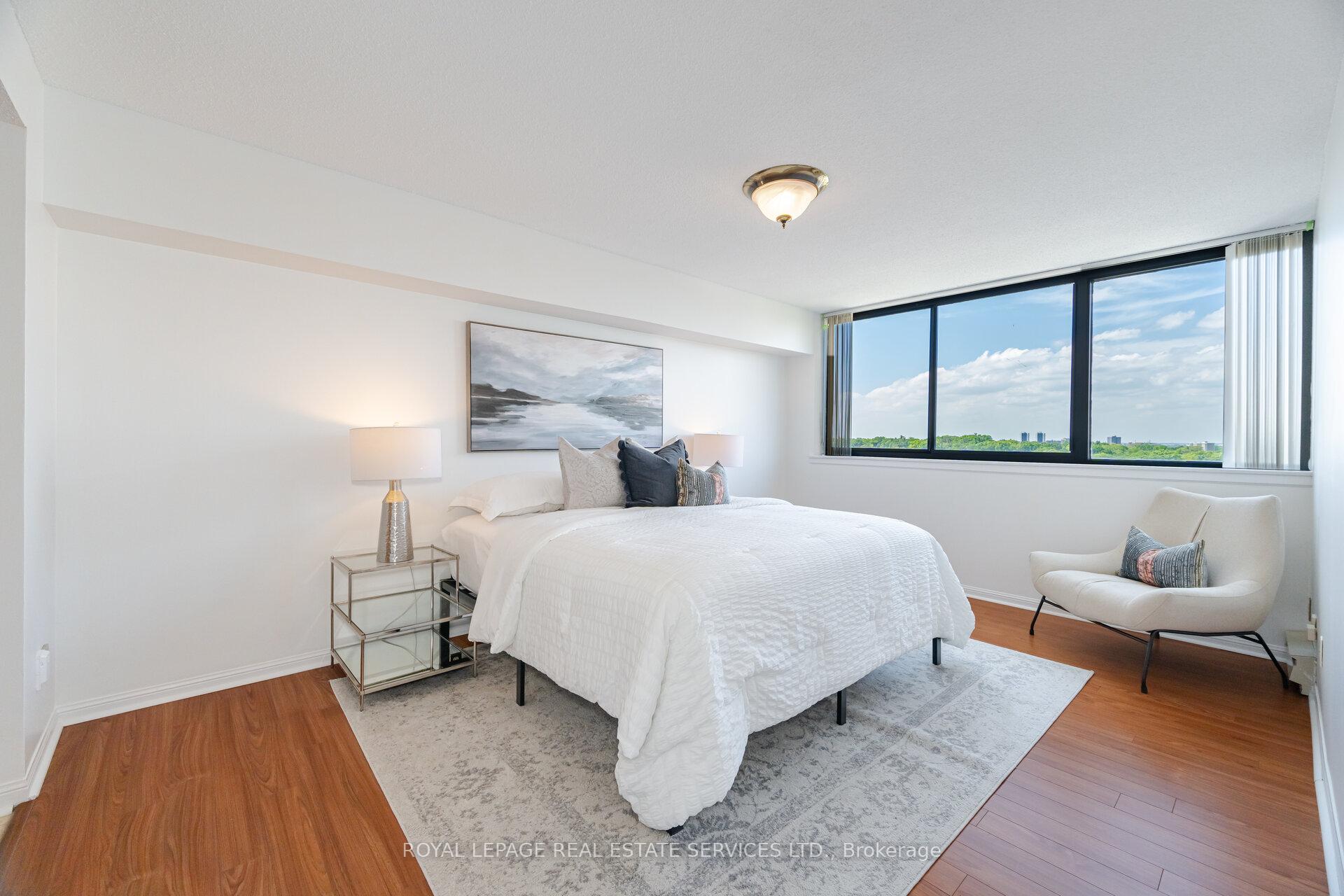 2 Bedrooms Condo at 40 Richview, Toronto For sale