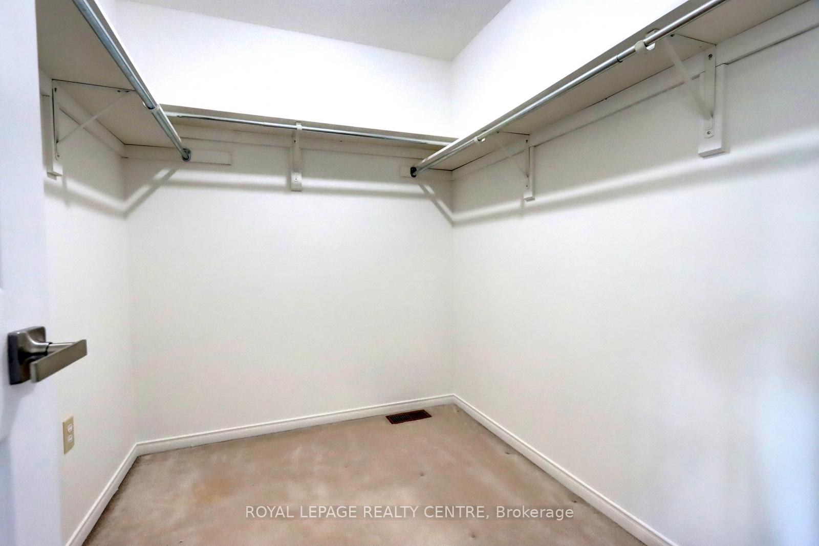 3 Bedrooms Condo at 5230 Glen Erin, Mississauga For sale